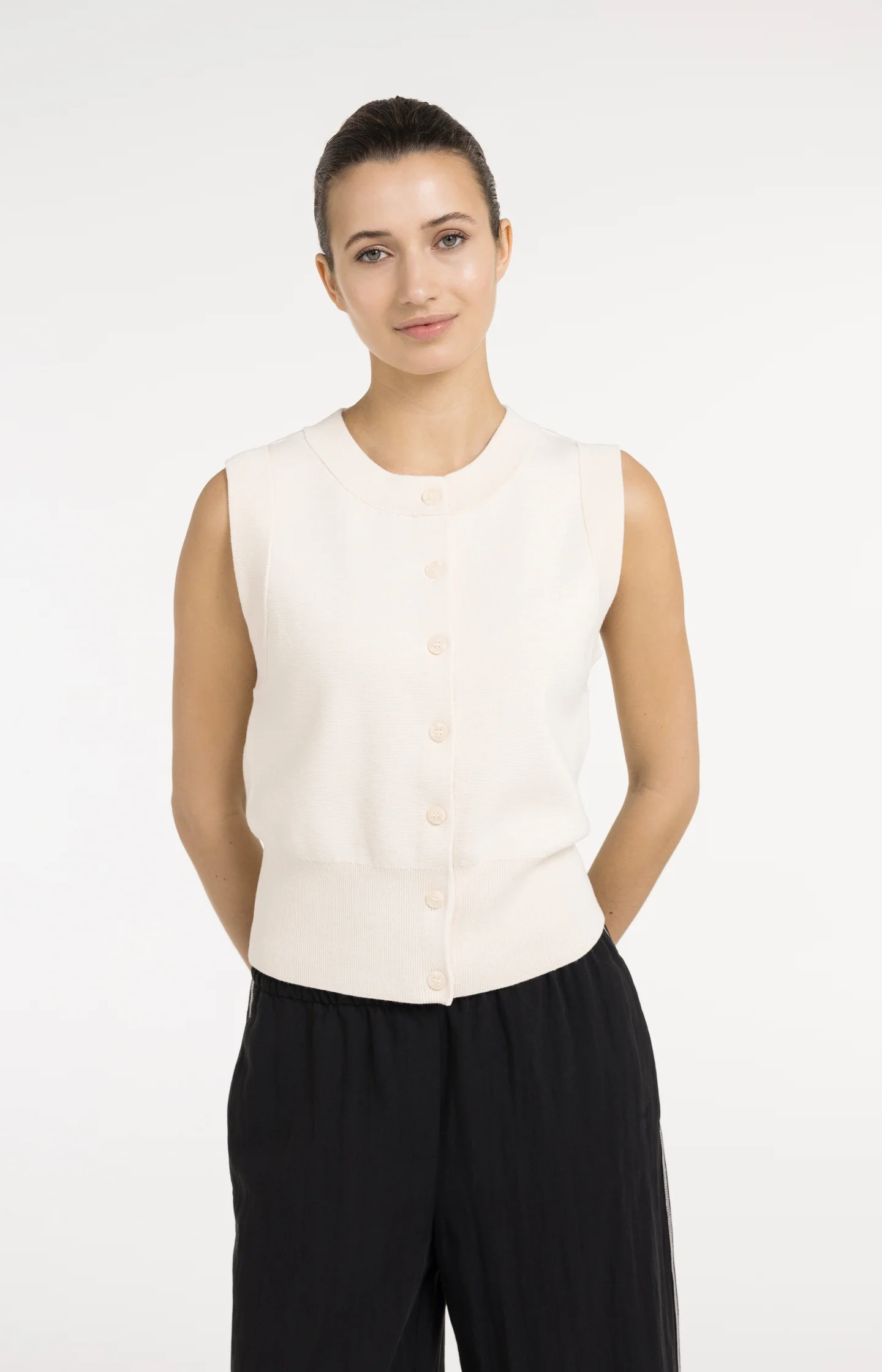 Sleeveless fine knitted cardigan with button closure - Image 3