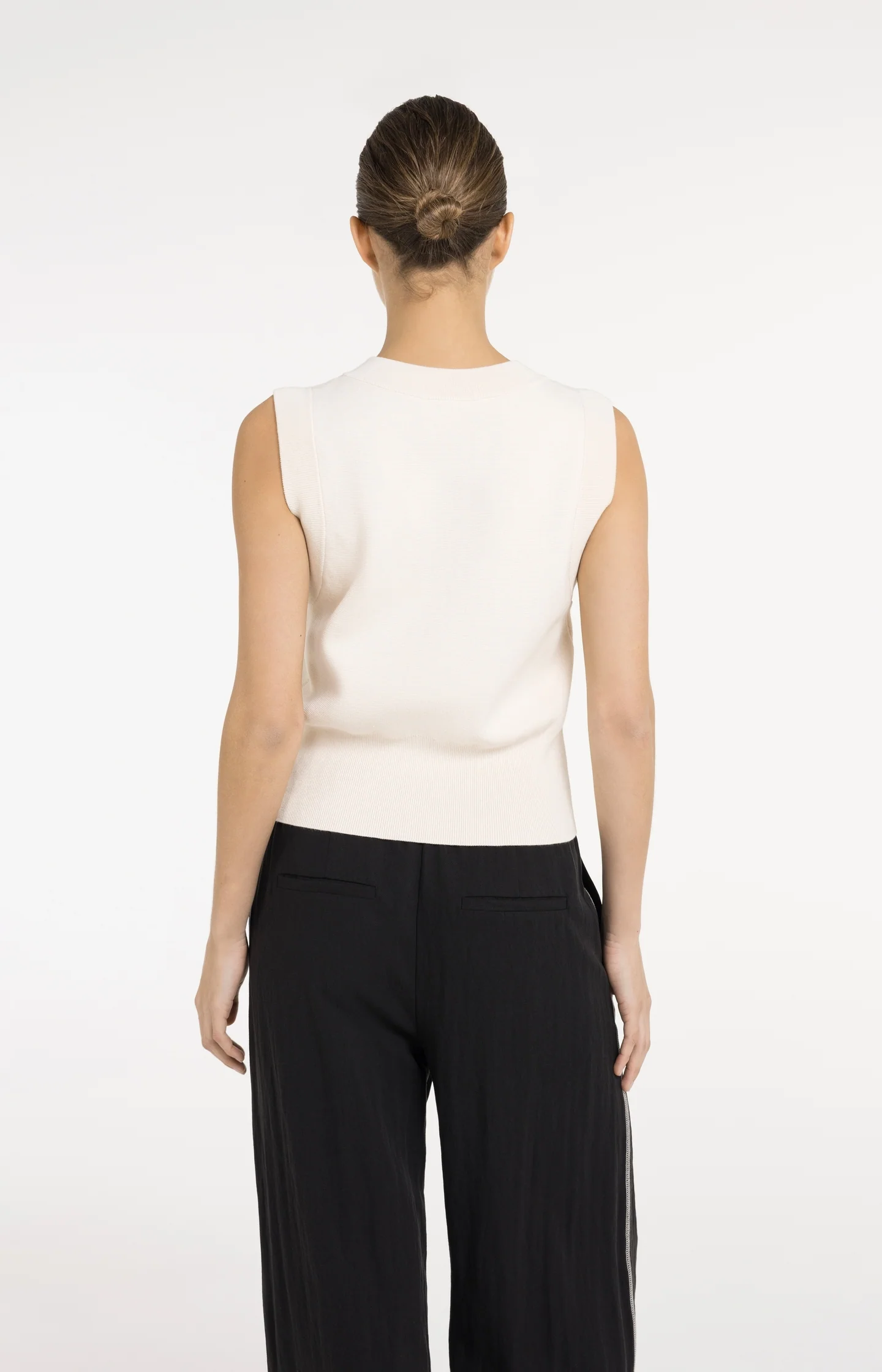 Sleeveless fine knitted cardigan with button closure - Image 4