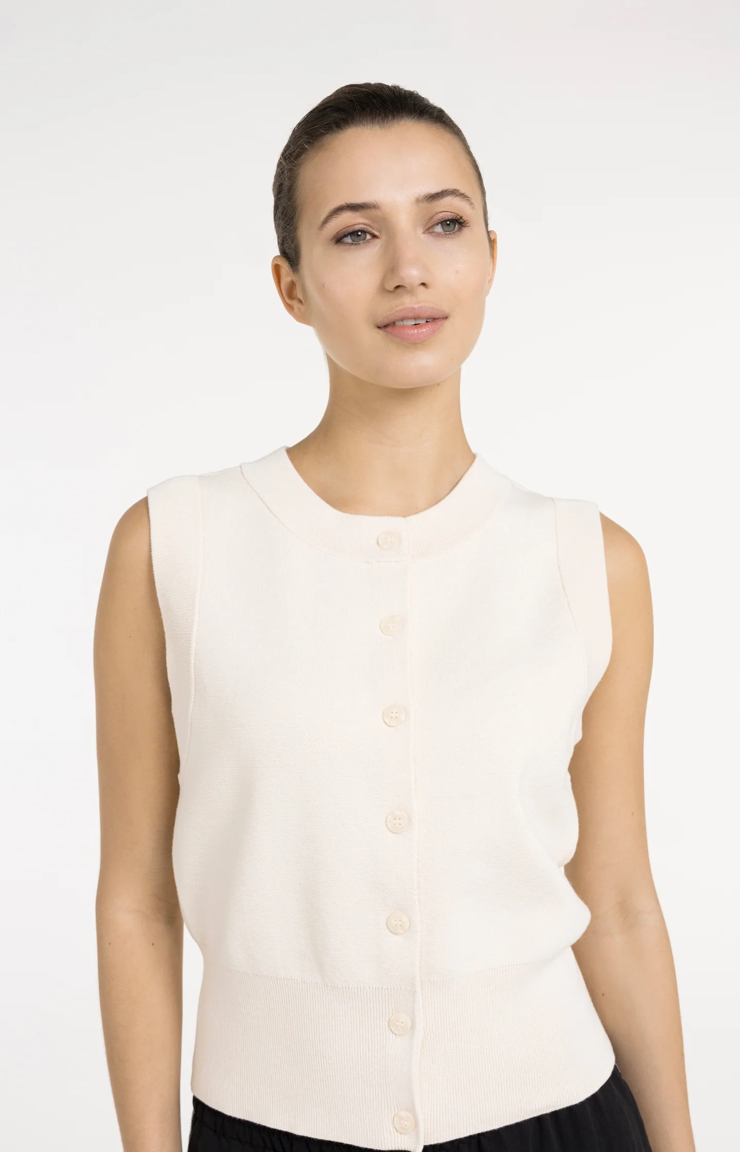 Sleeveless fine knitted cardigan with button closure - Image 5