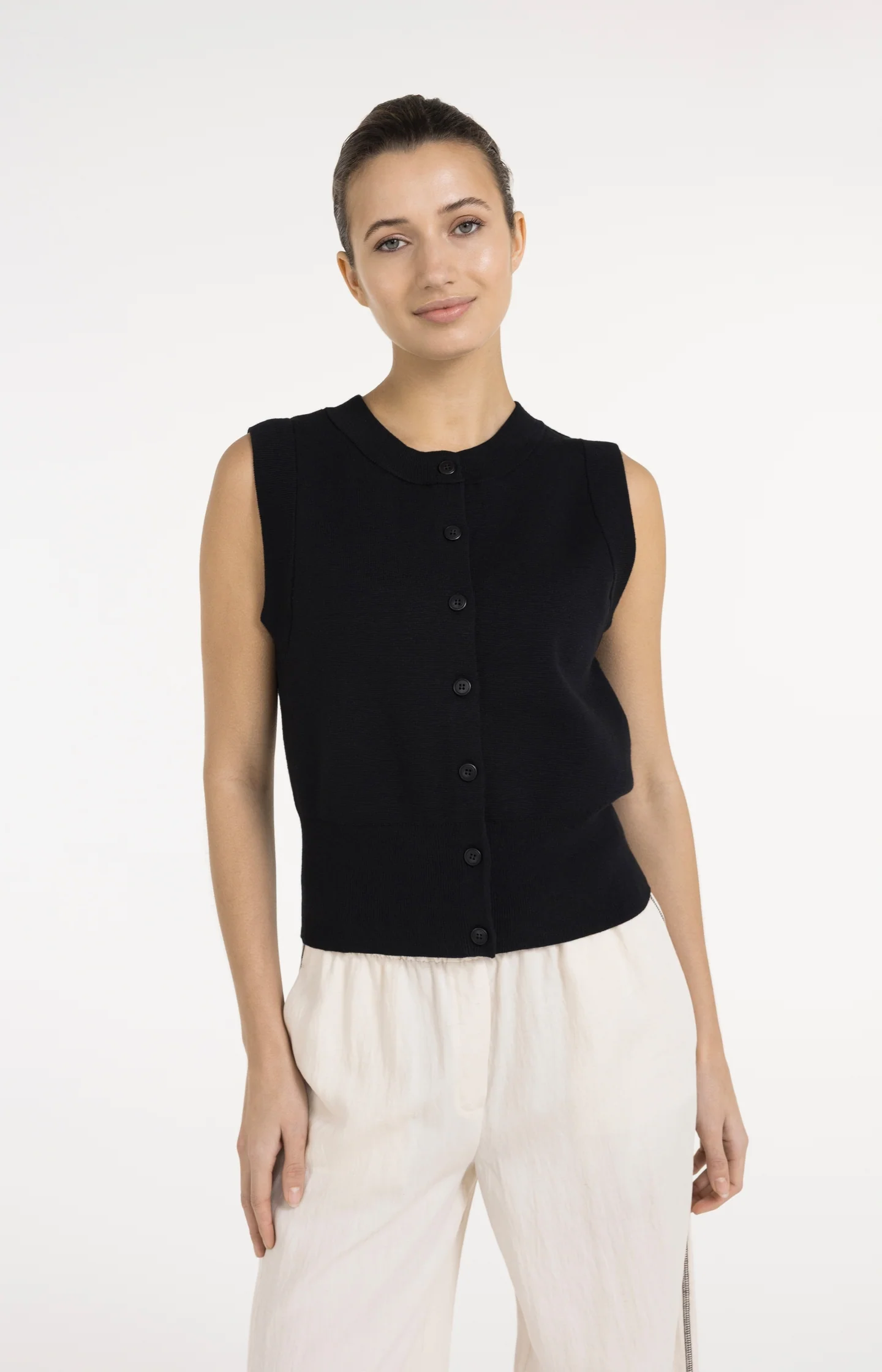 Sleeveless fine knitted cardigan with button closure - Image 3