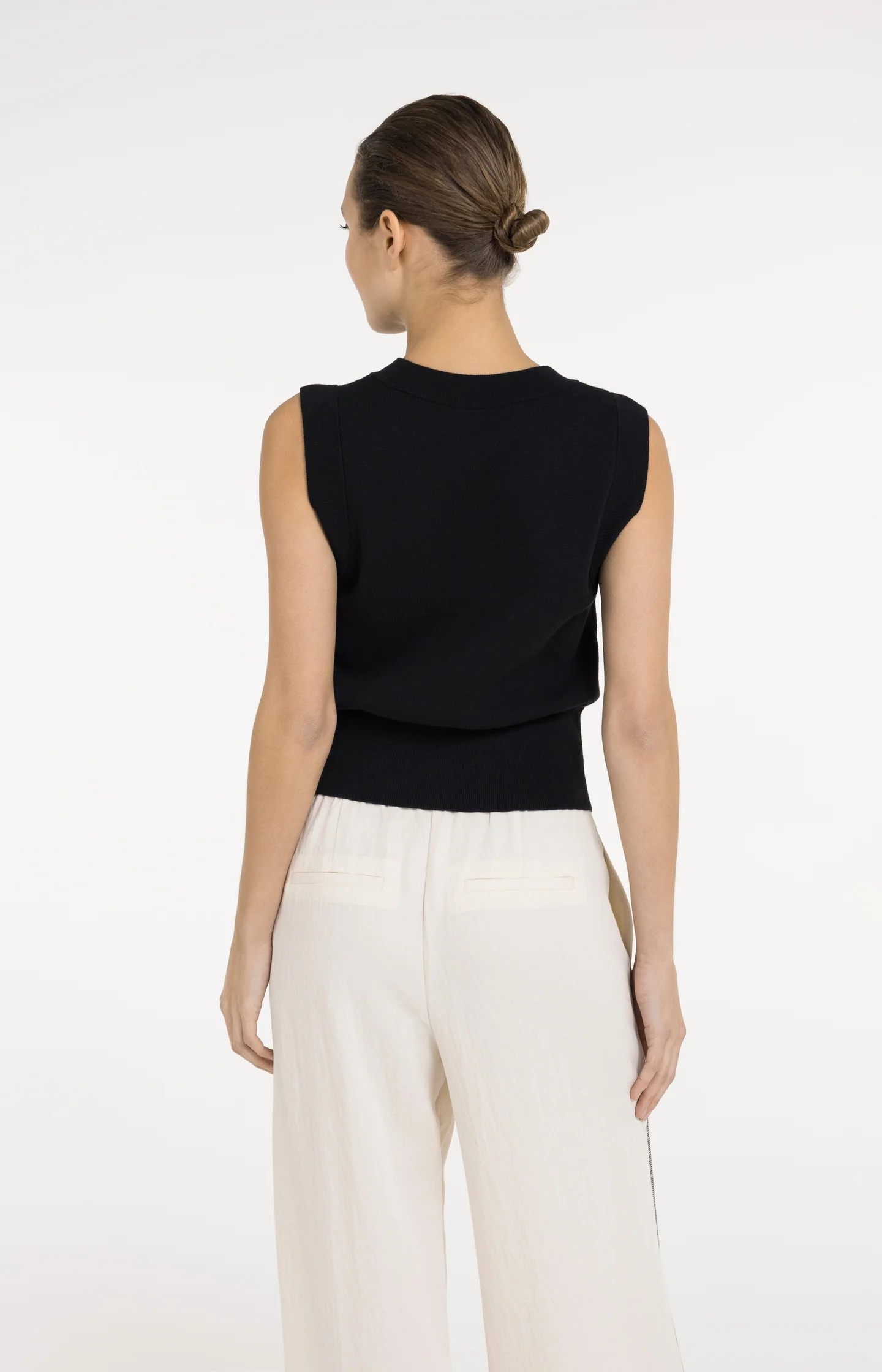 Sleeveless fine knitted cardigan with button closure - Image 4