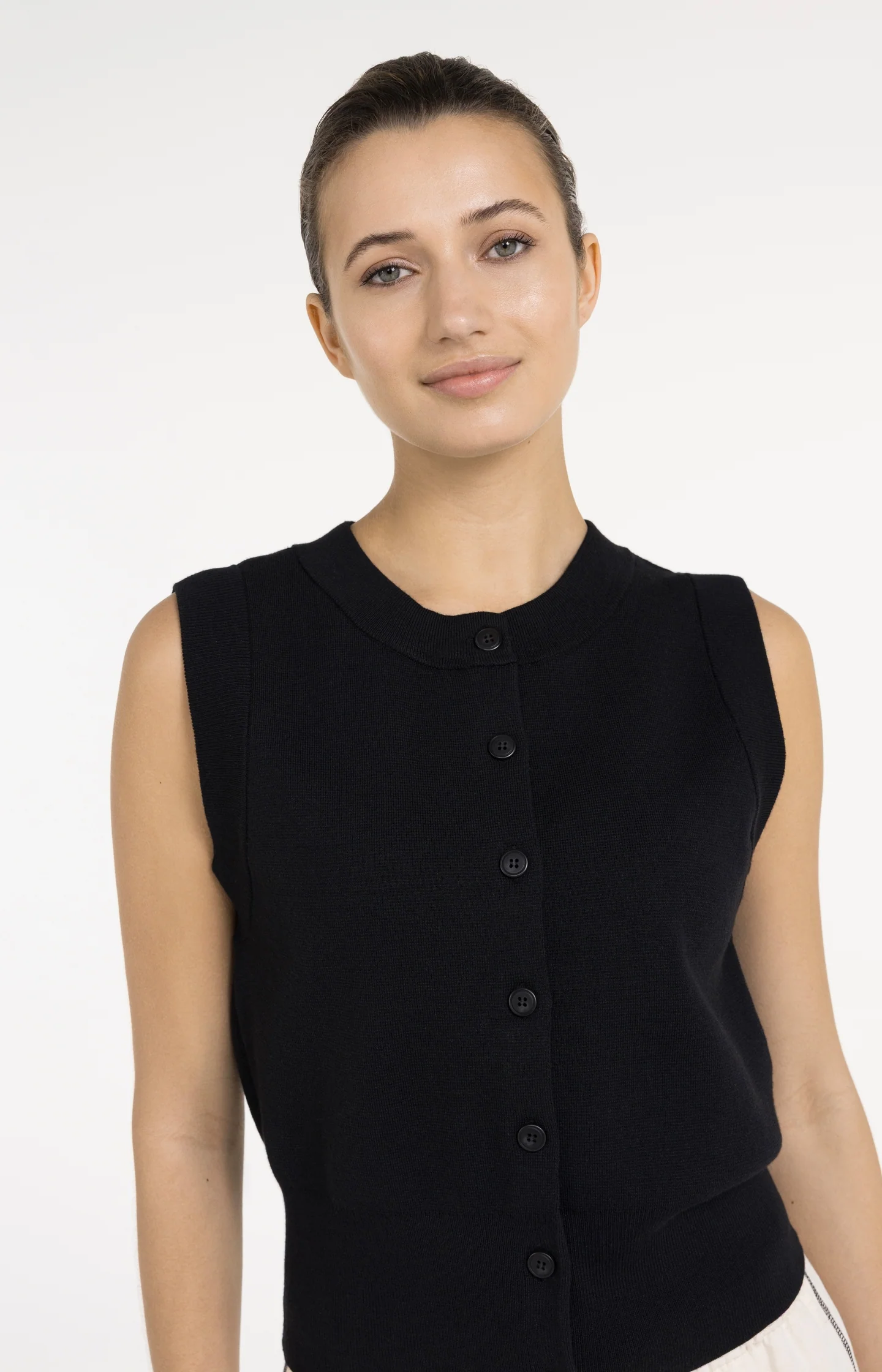 Sleeveless fine knitted cardigan with button closure - Image 5