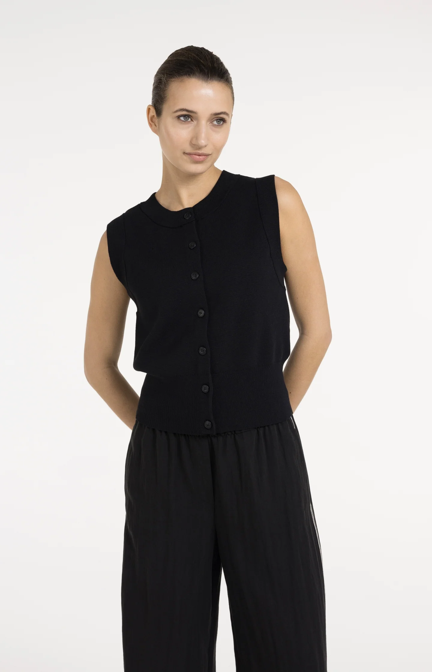 Sleeveless fine knitted cardigan with button closure - Image 7