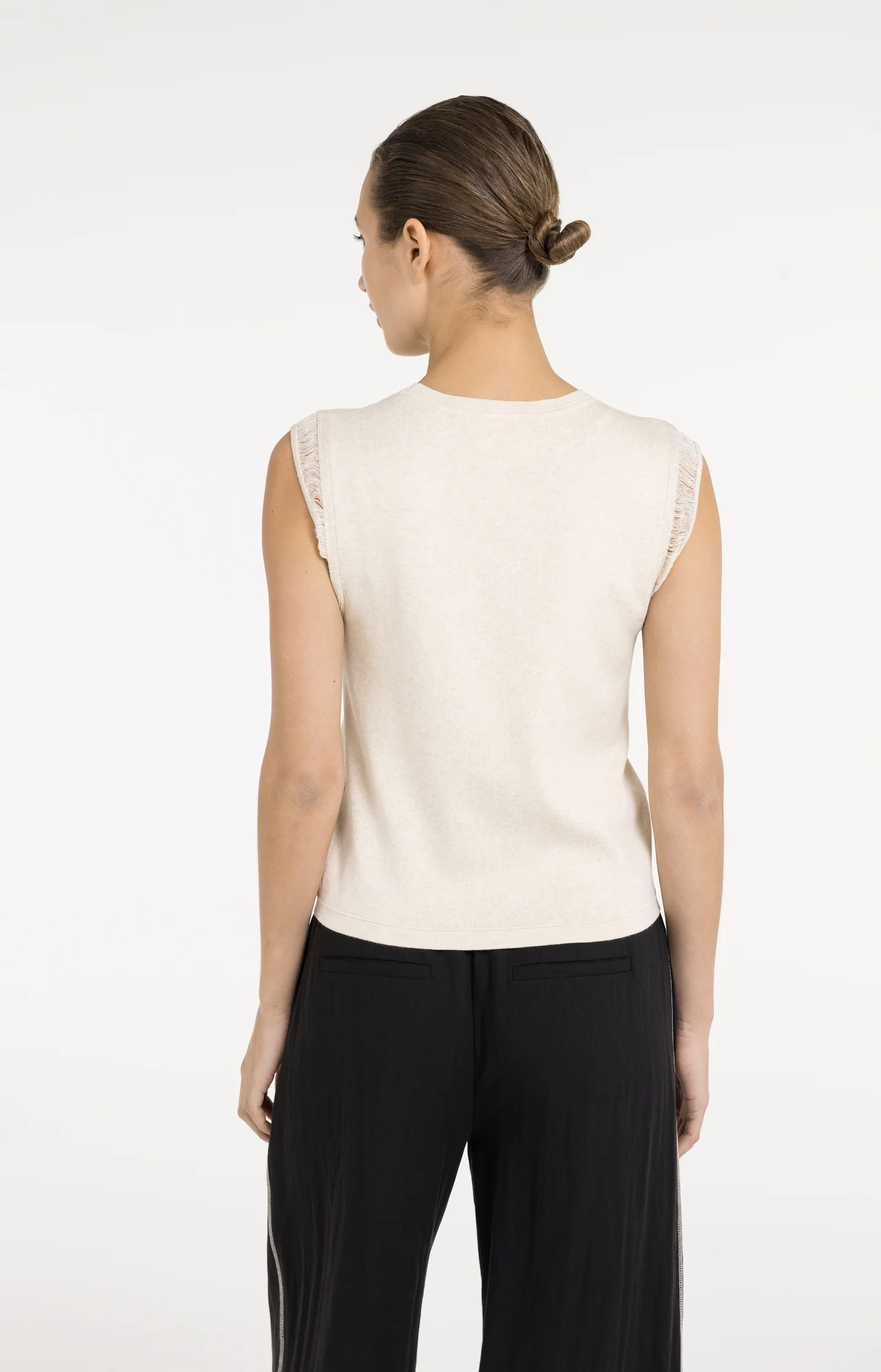 Sleeveless knitted top with playful sleeve edge - Image 4