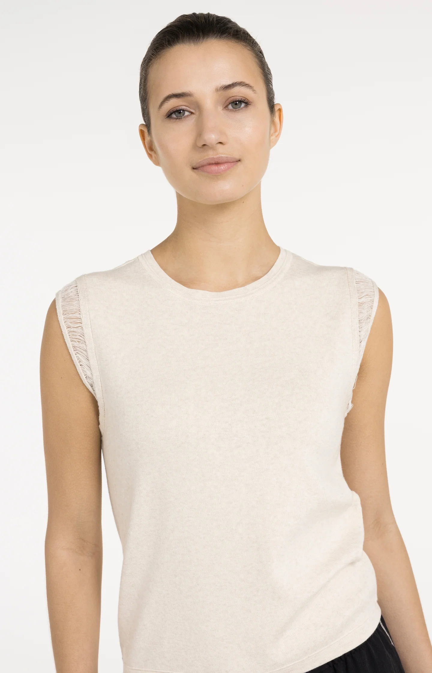 Sleeveless knitted top with playful sleeve edge - Image 5