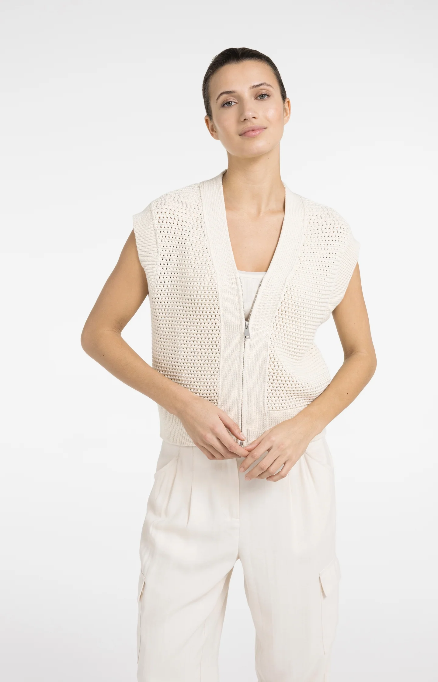 Sleeveless mesh knit cardigan with zipper closure - Image 3