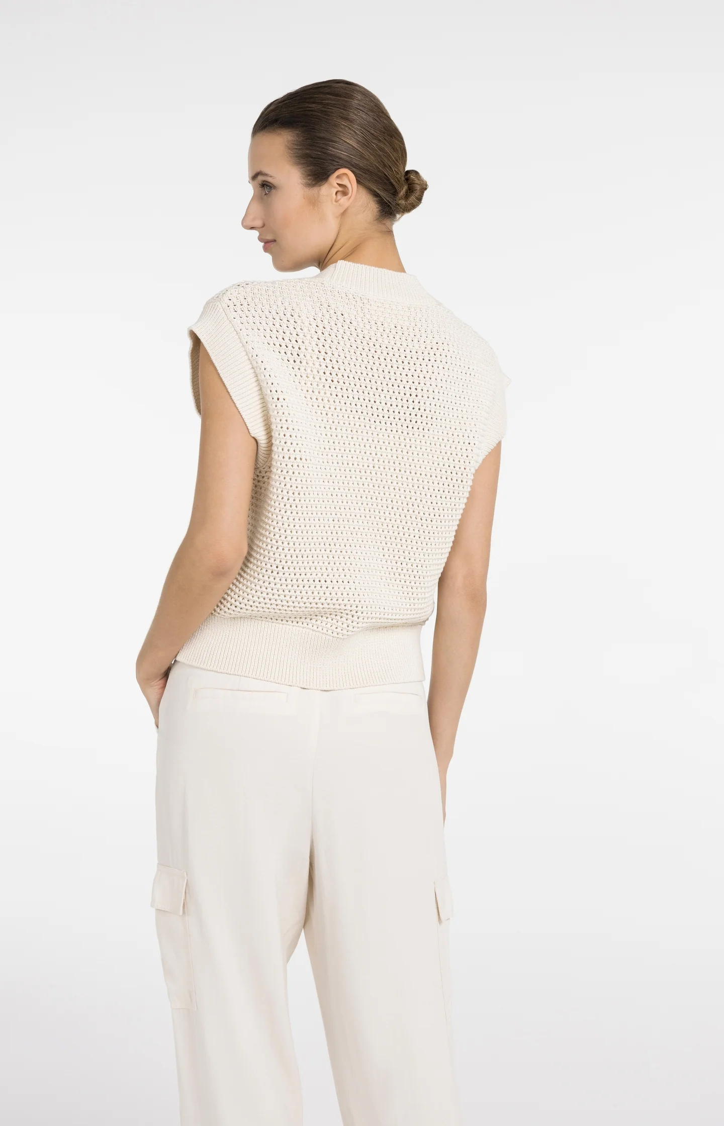 Sleeveless mesh knit cardigan with zipper closure - Image 4