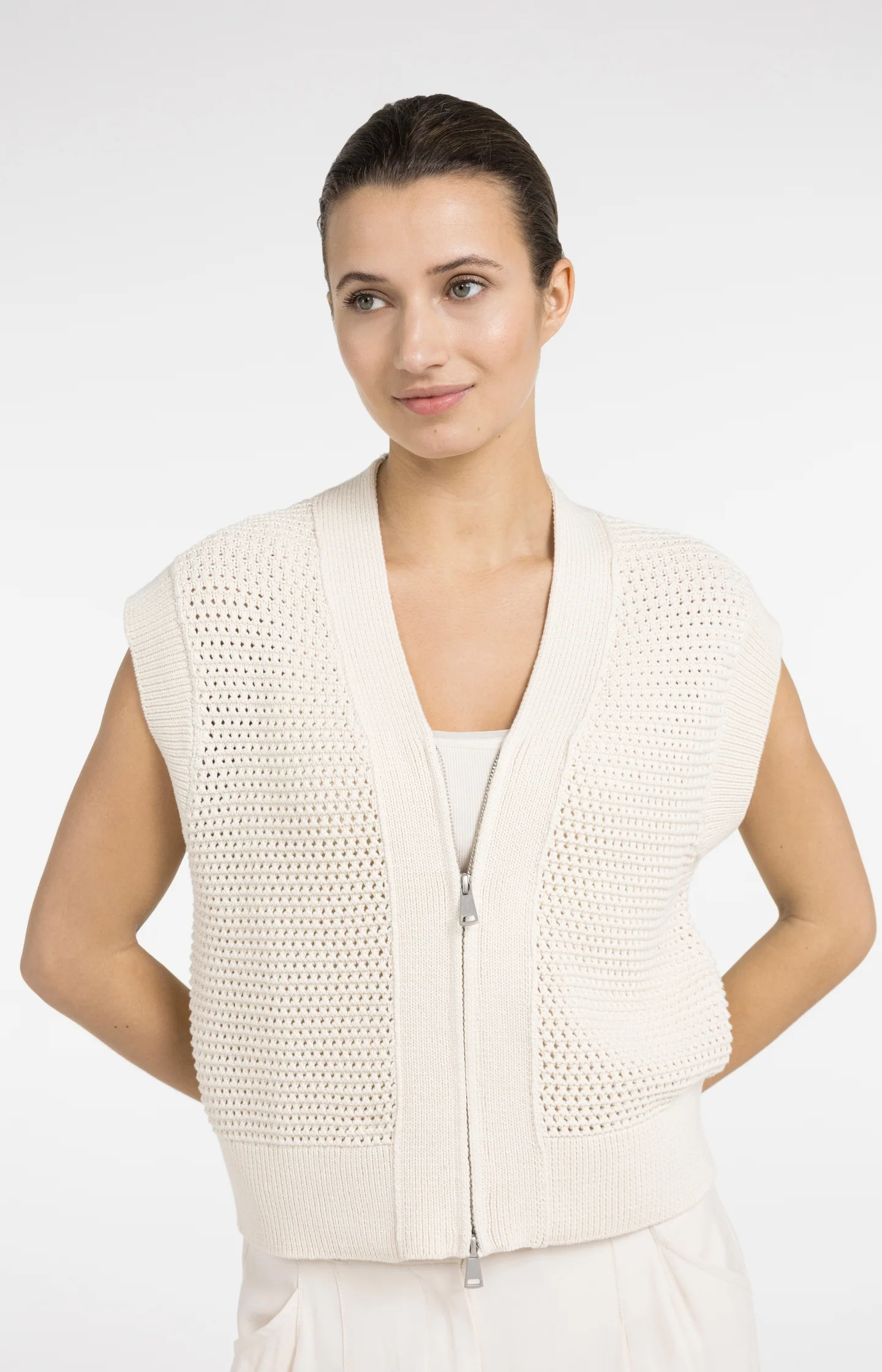 Sleeveless mesh knit cardigan with zipper closure - Image 5