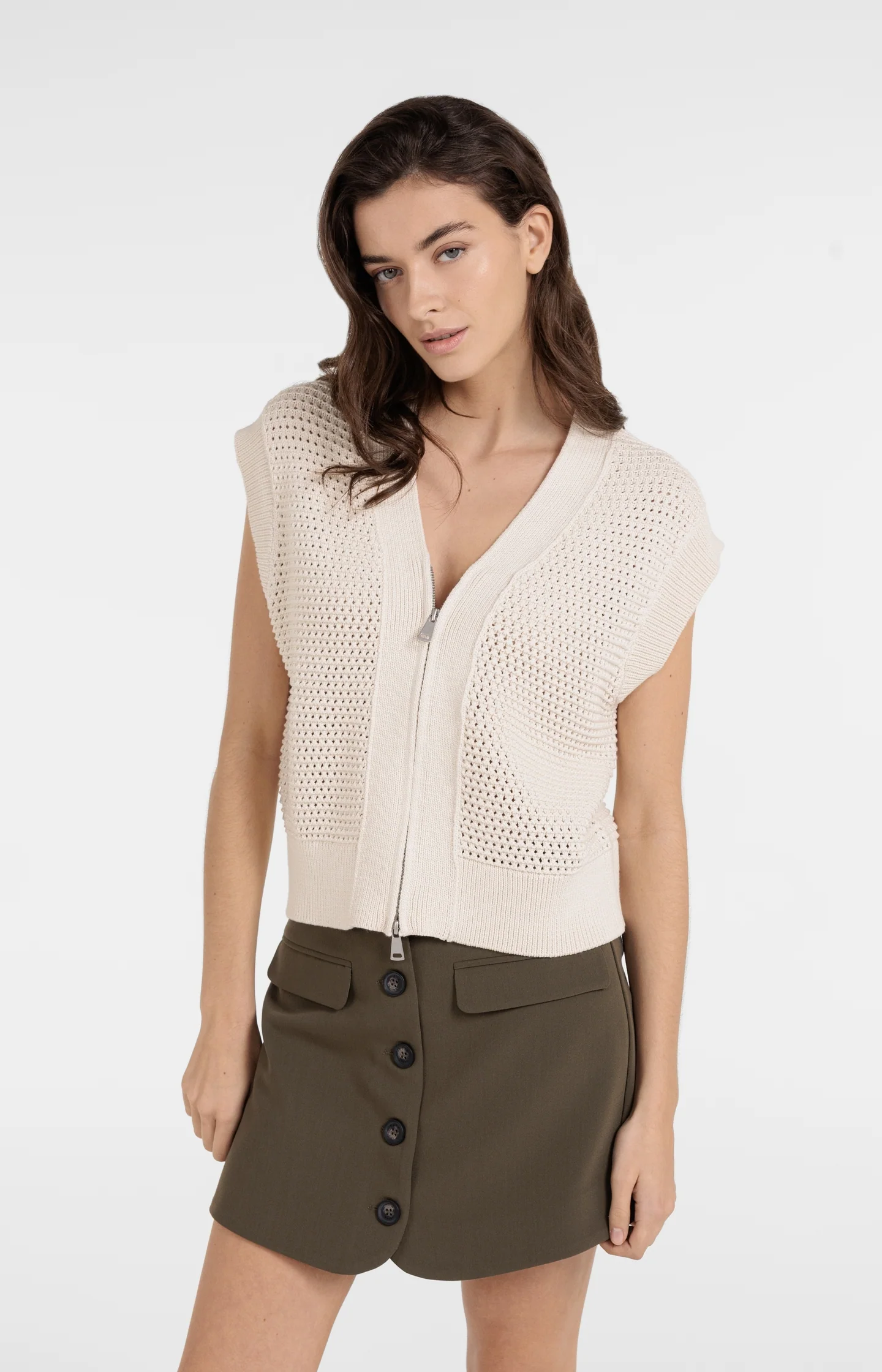 Sleeveless mesh knit cardigan with zipper closure - Image 9