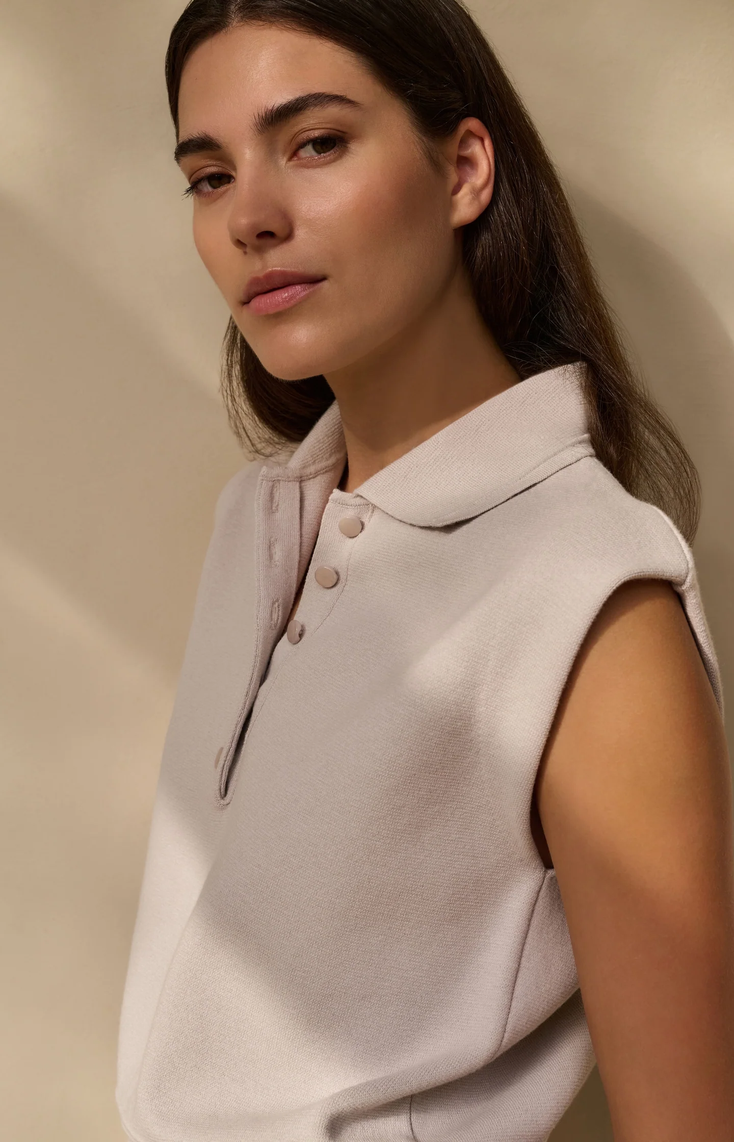 Sleeveless sweater with collar and buttons - Image 3
