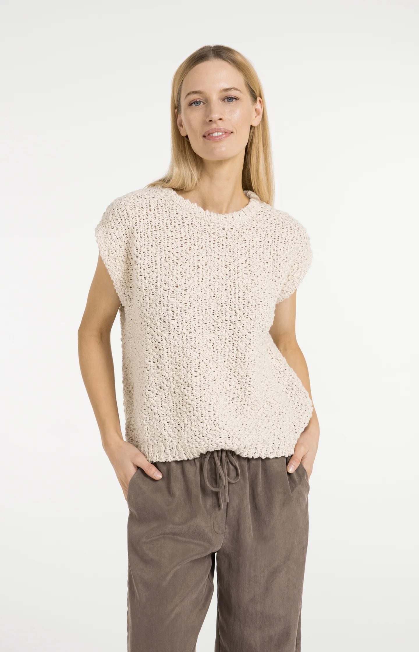 Sleeveless sweater with open-knit texture - Image 3