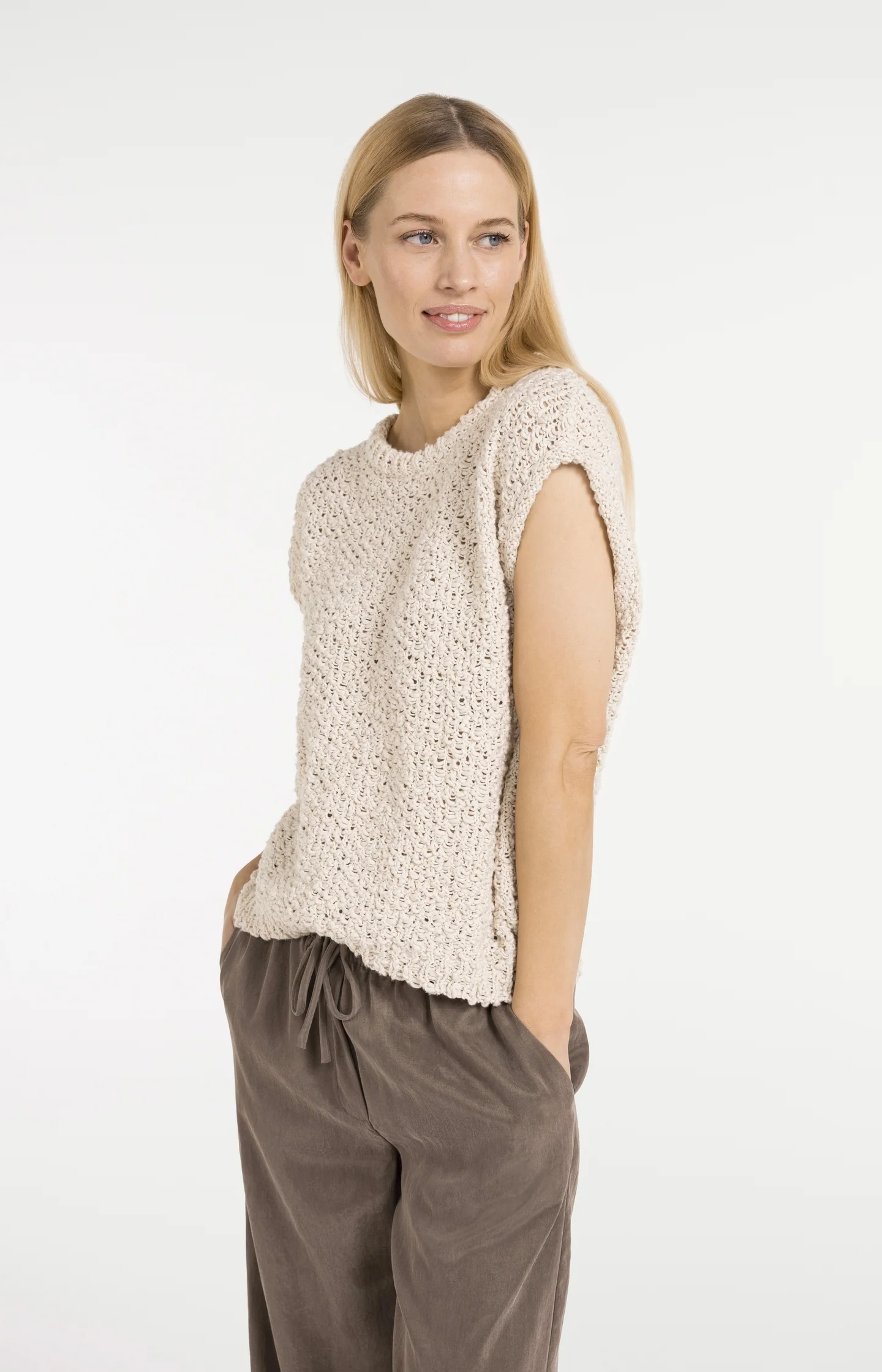 Sleeveless sweater with open-knit texture - Image 4