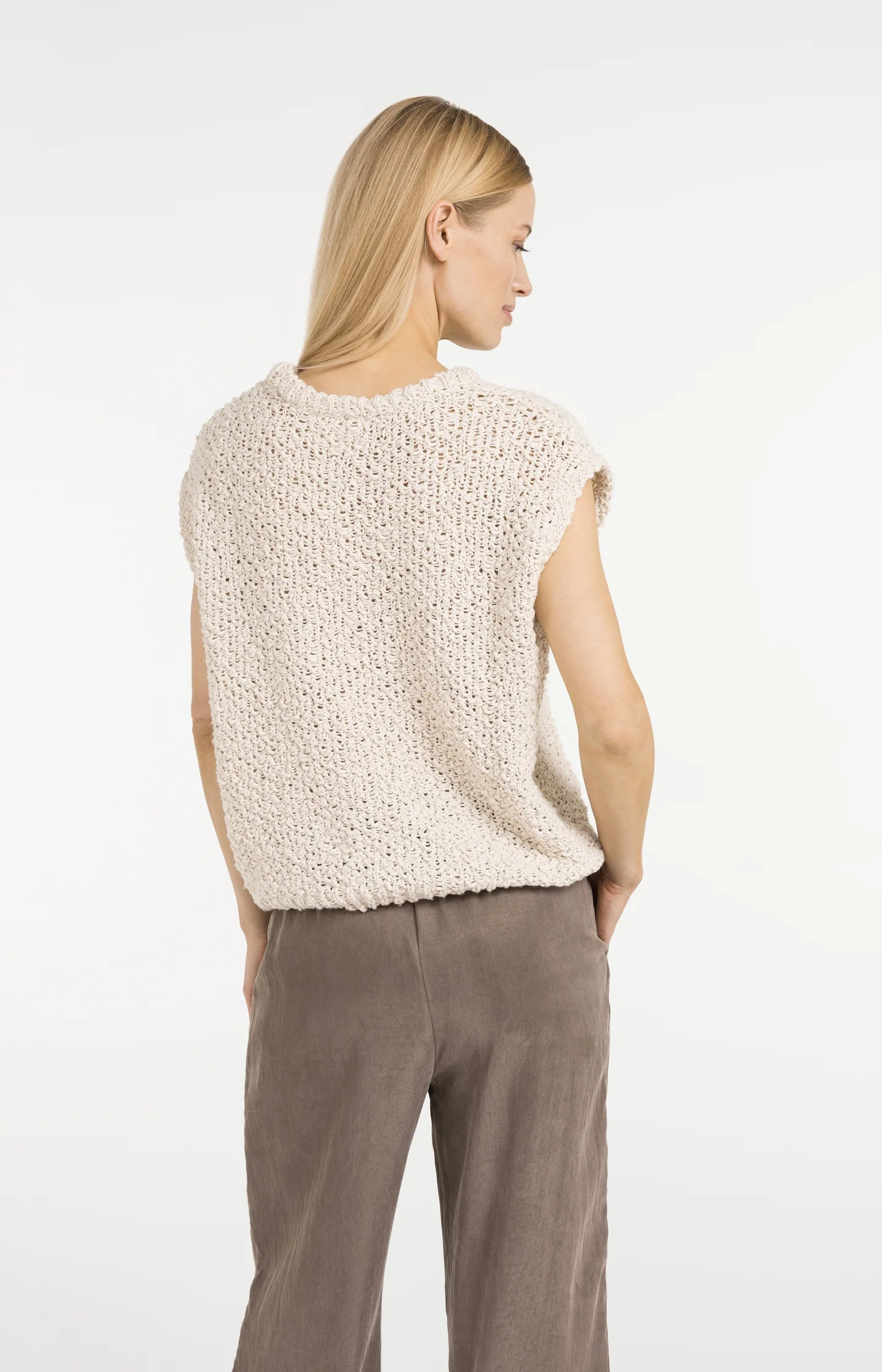 Sleeveless sweater with open-knit texture - Image 5