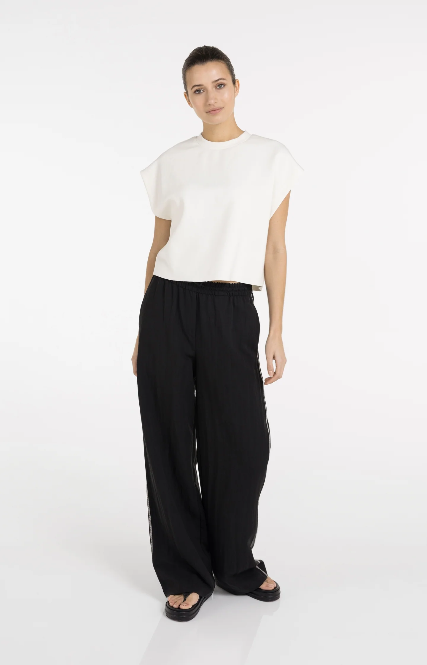 Sleeveless sweatshirt in boxy fit - Image 6