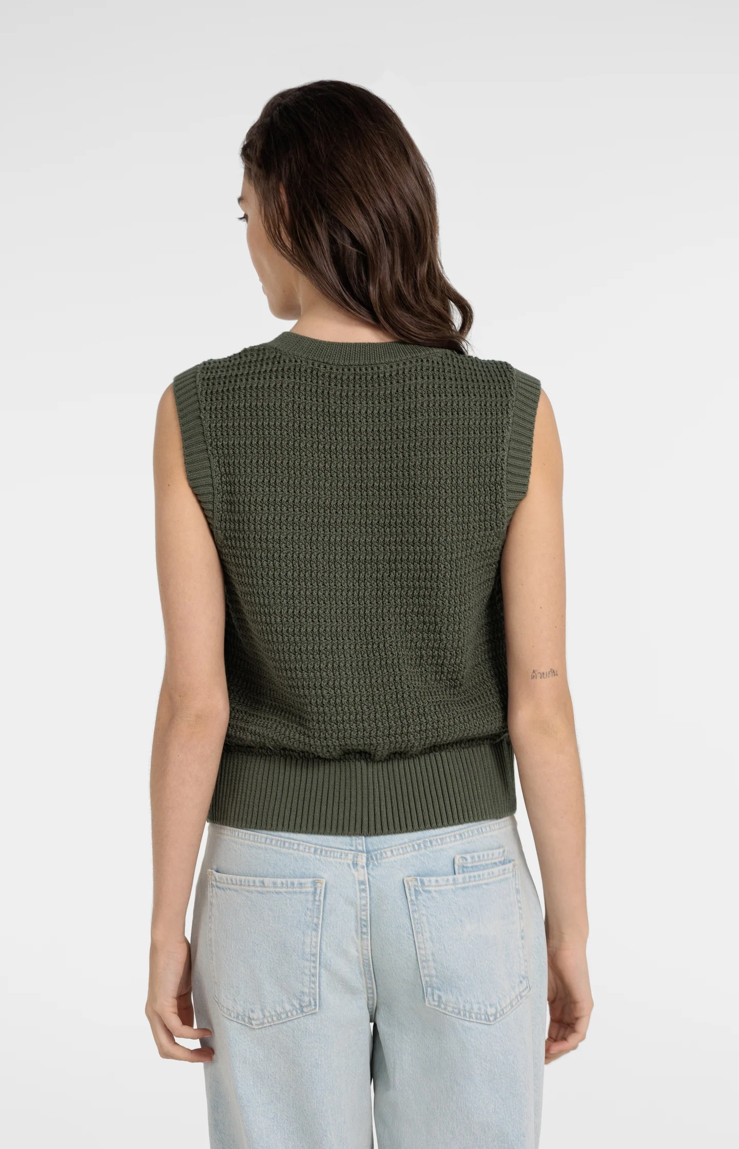 Sleeveless textured cardigan with gold-tone buttons - Image 5