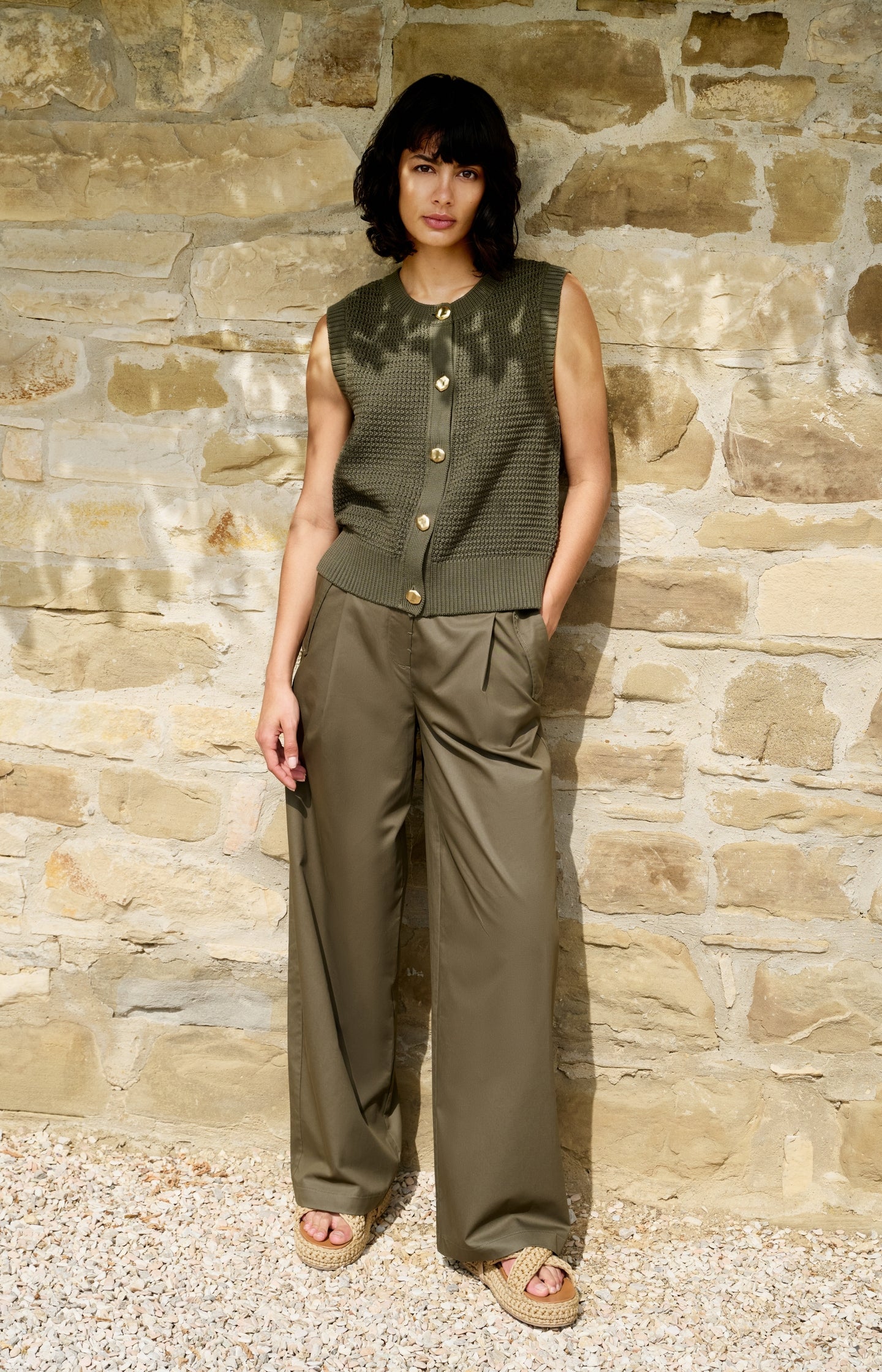 Sleeveless textured cardigan with gold-tone buttons - Image 8