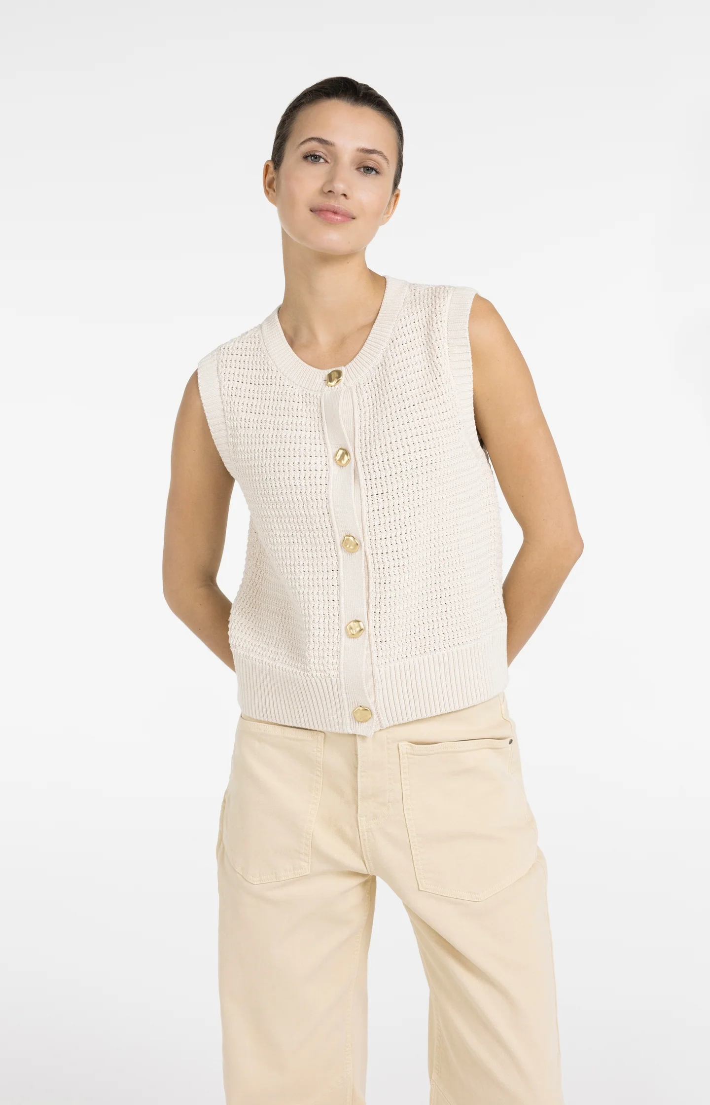 Sleeveless textured cardigan with gold-tone buttons - Image 3