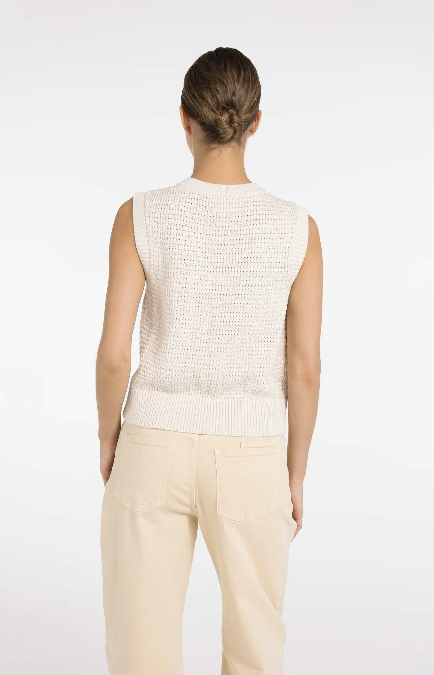 Sleeveless textured cardigan with gold-tone buttons - Image 4