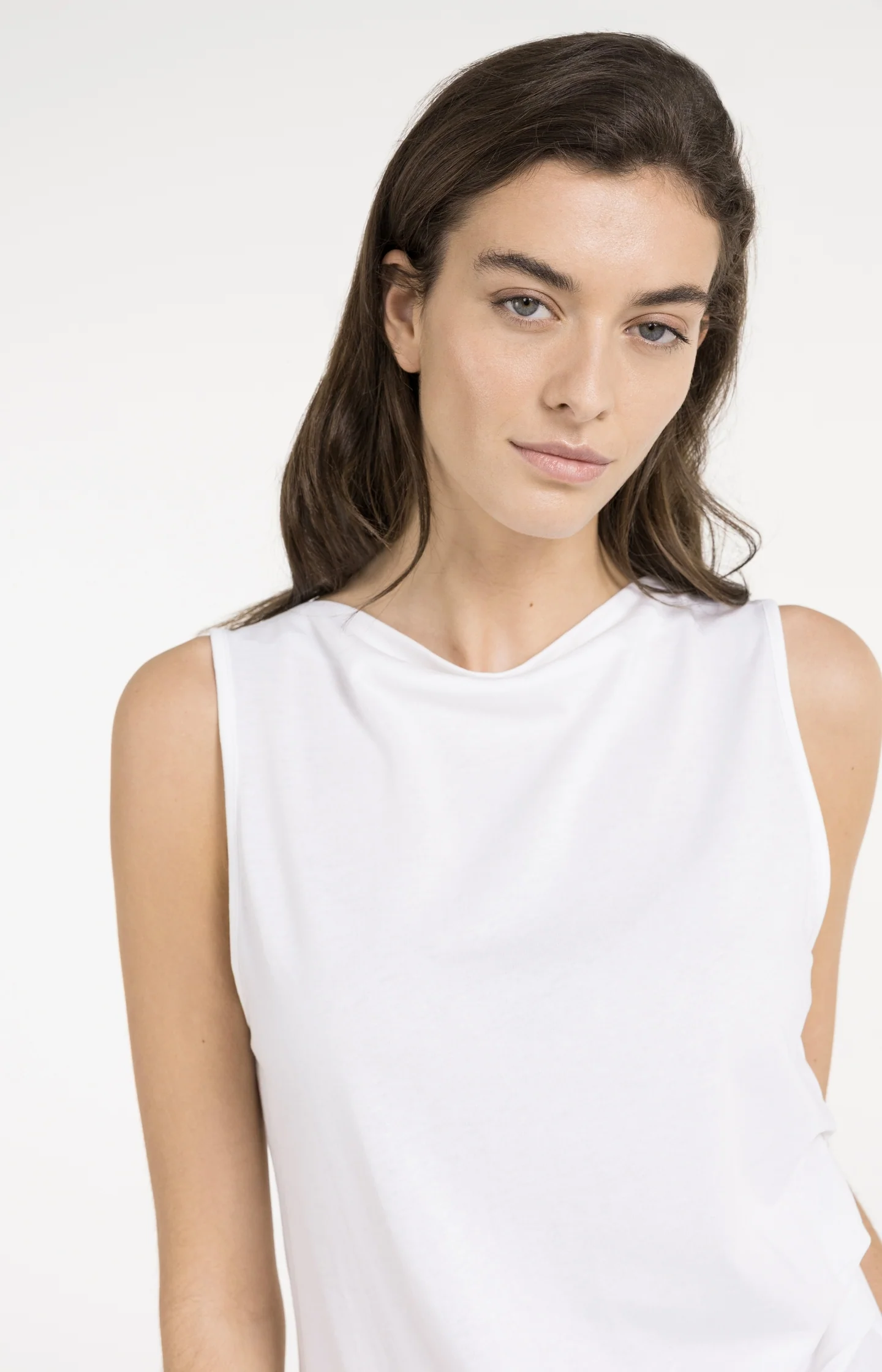 Sleeveless top with boat neckline - Image 5