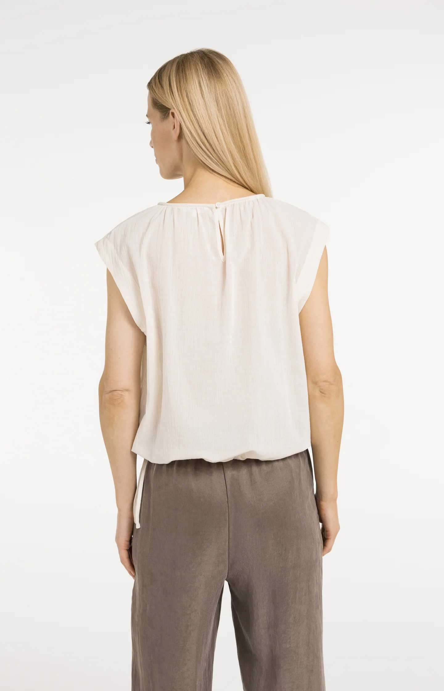 Sleeveless top with pleated neckline and drawstring - Image 3