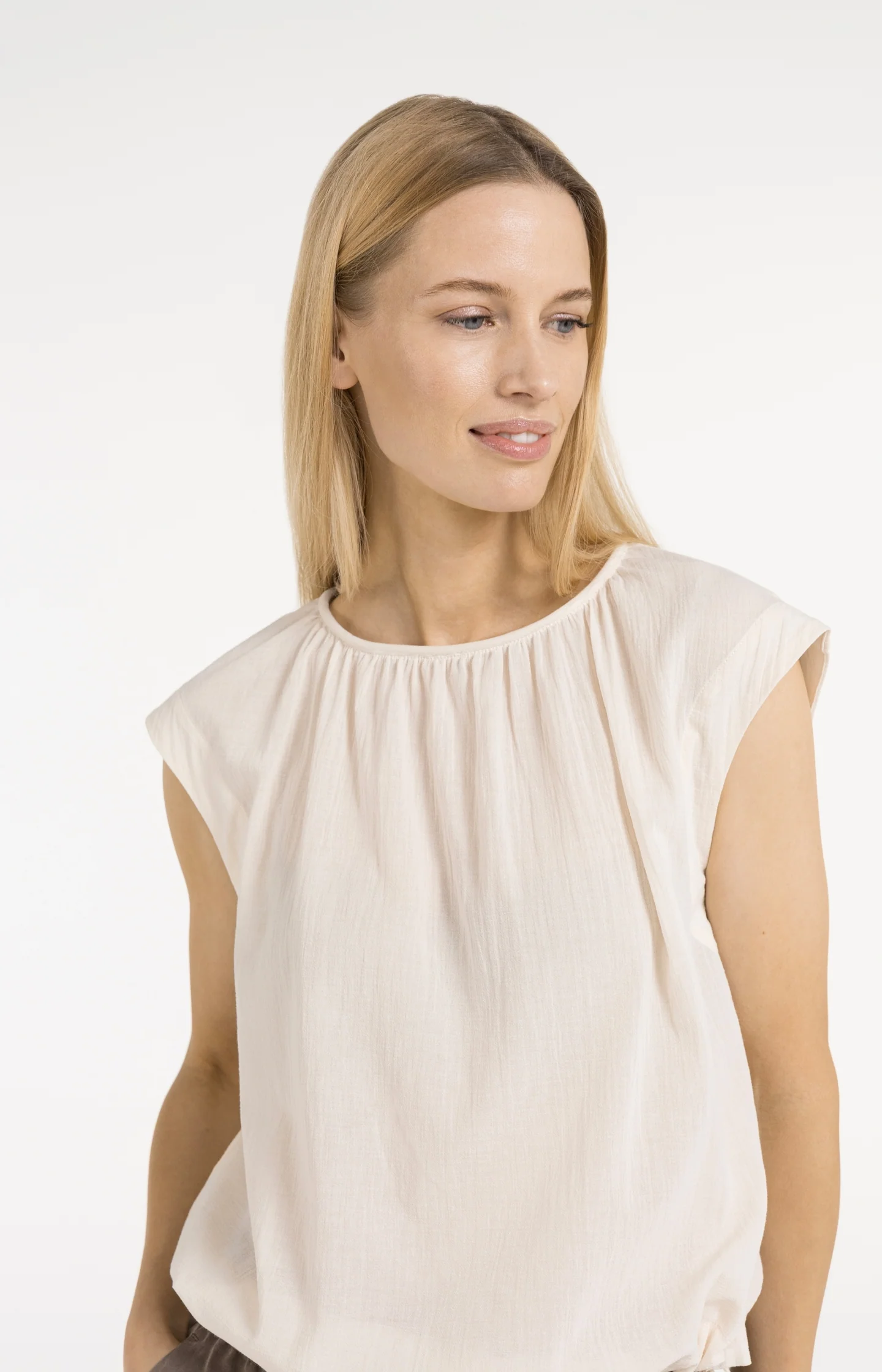 Sleeveless top with pleated neckline and drawstring - Image 4