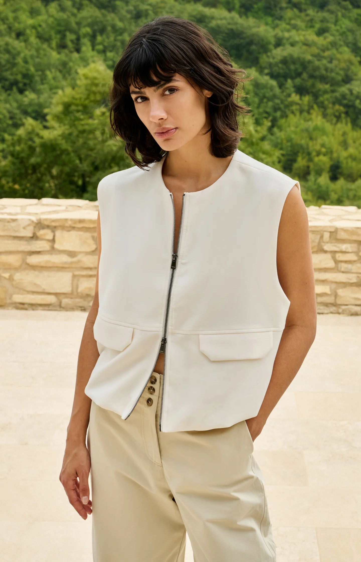 Sleeveless woven jacket with balloon-shaped hem