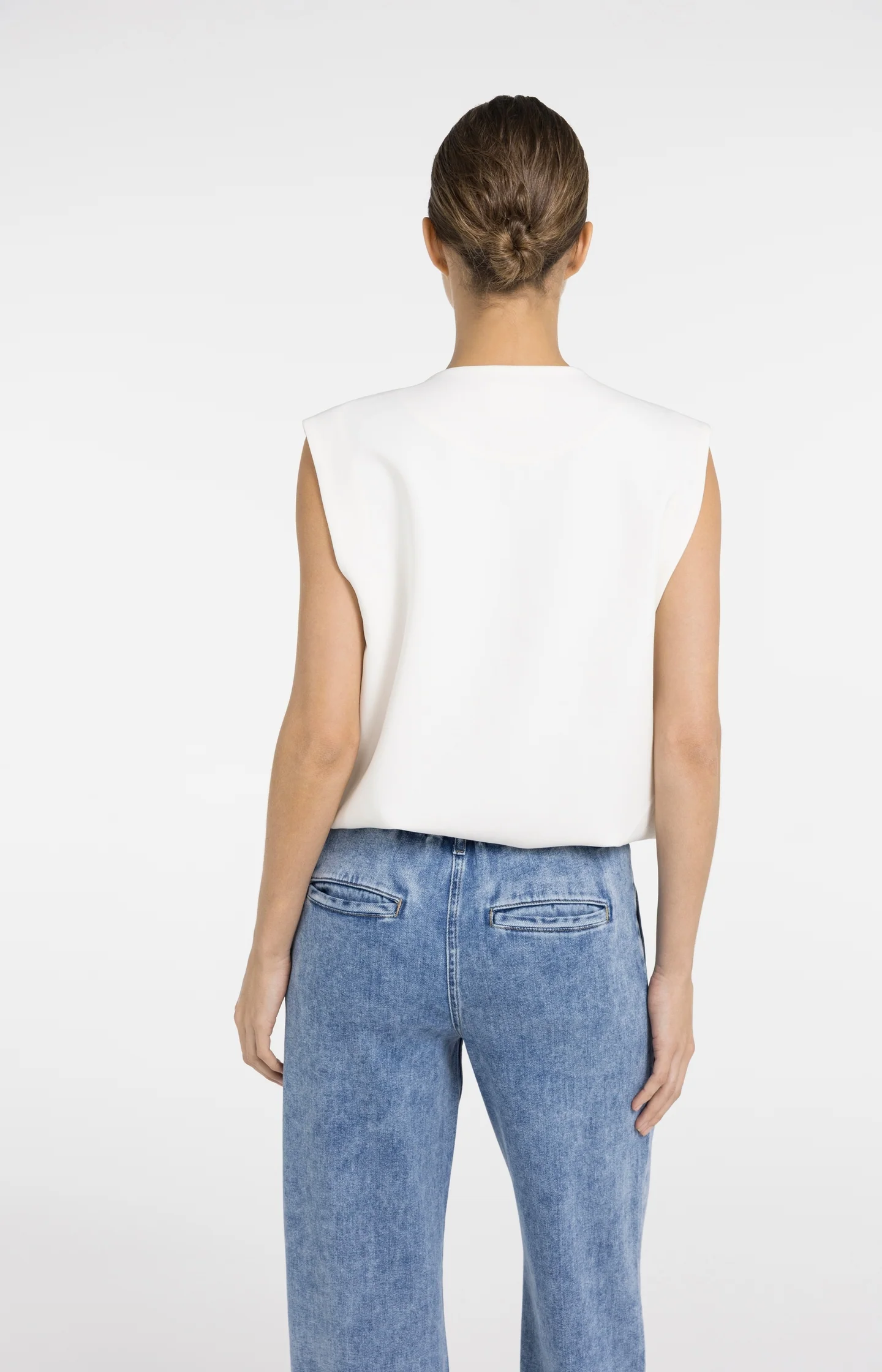 Sleeveless woven jacket with balloon-shaped hem - Image 4