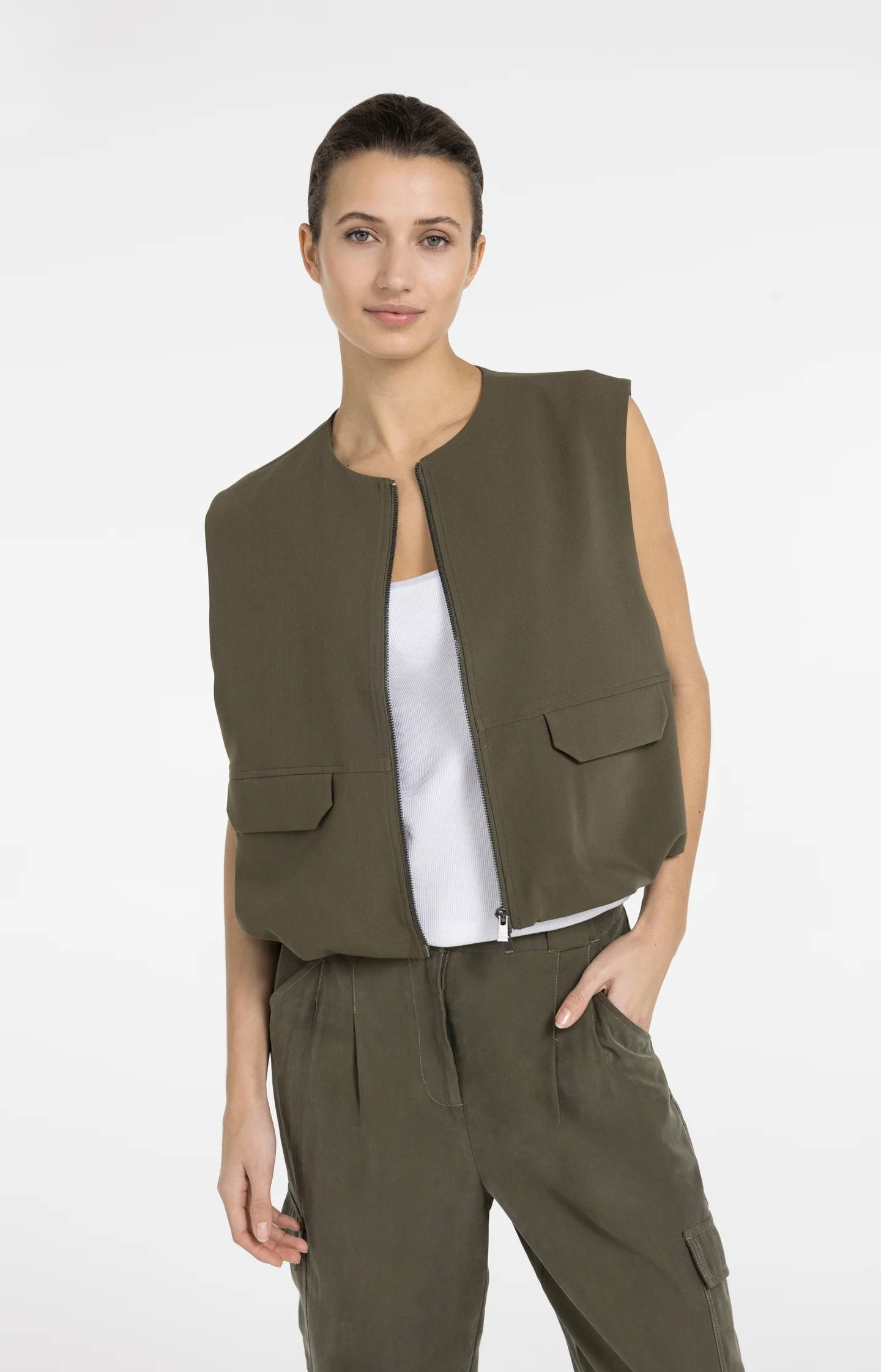 Sleeveless woven jacket with balloon-shaped hem - Image 4