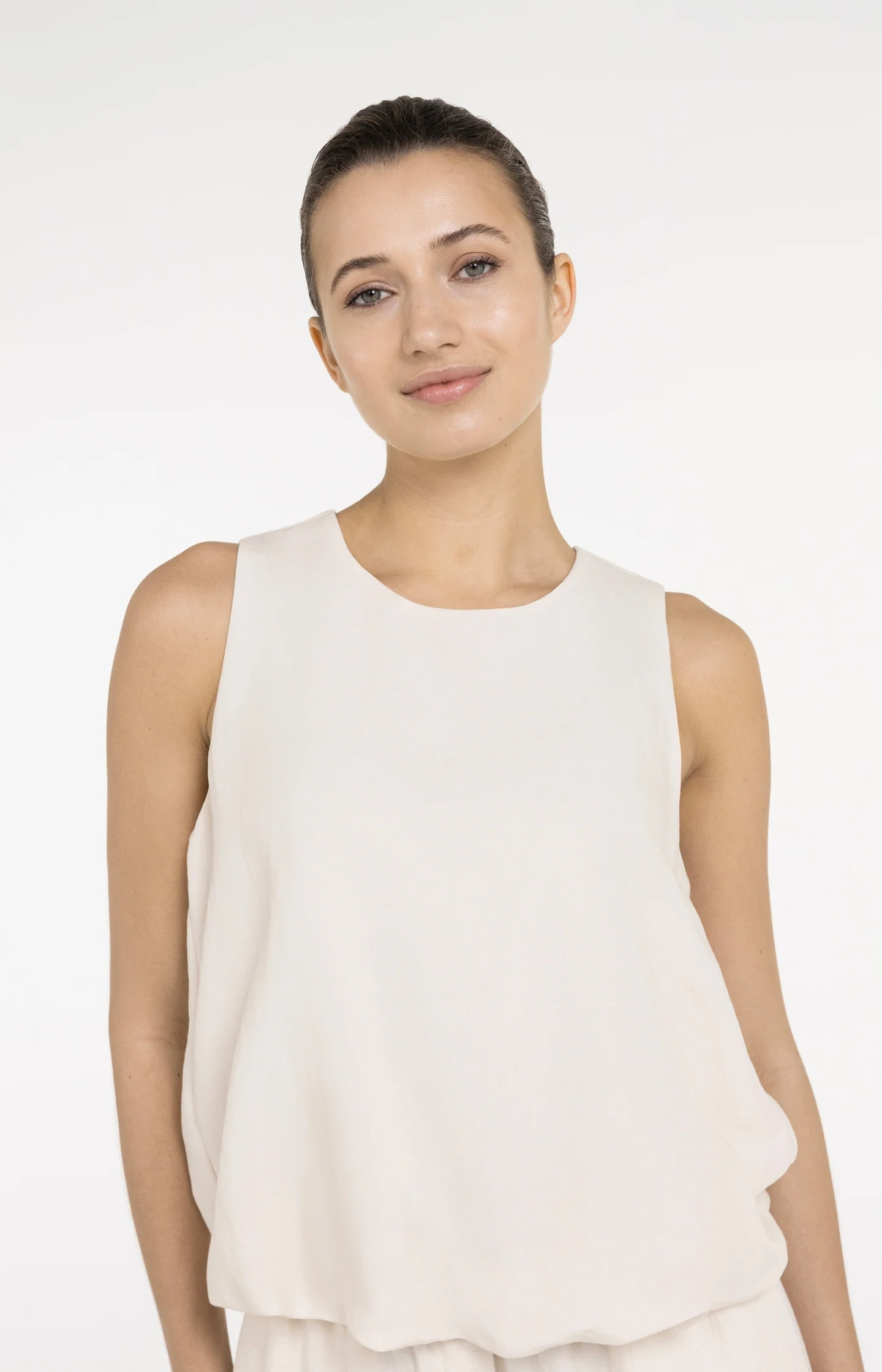 Sleeveless woven top with balloon hem - Image 4