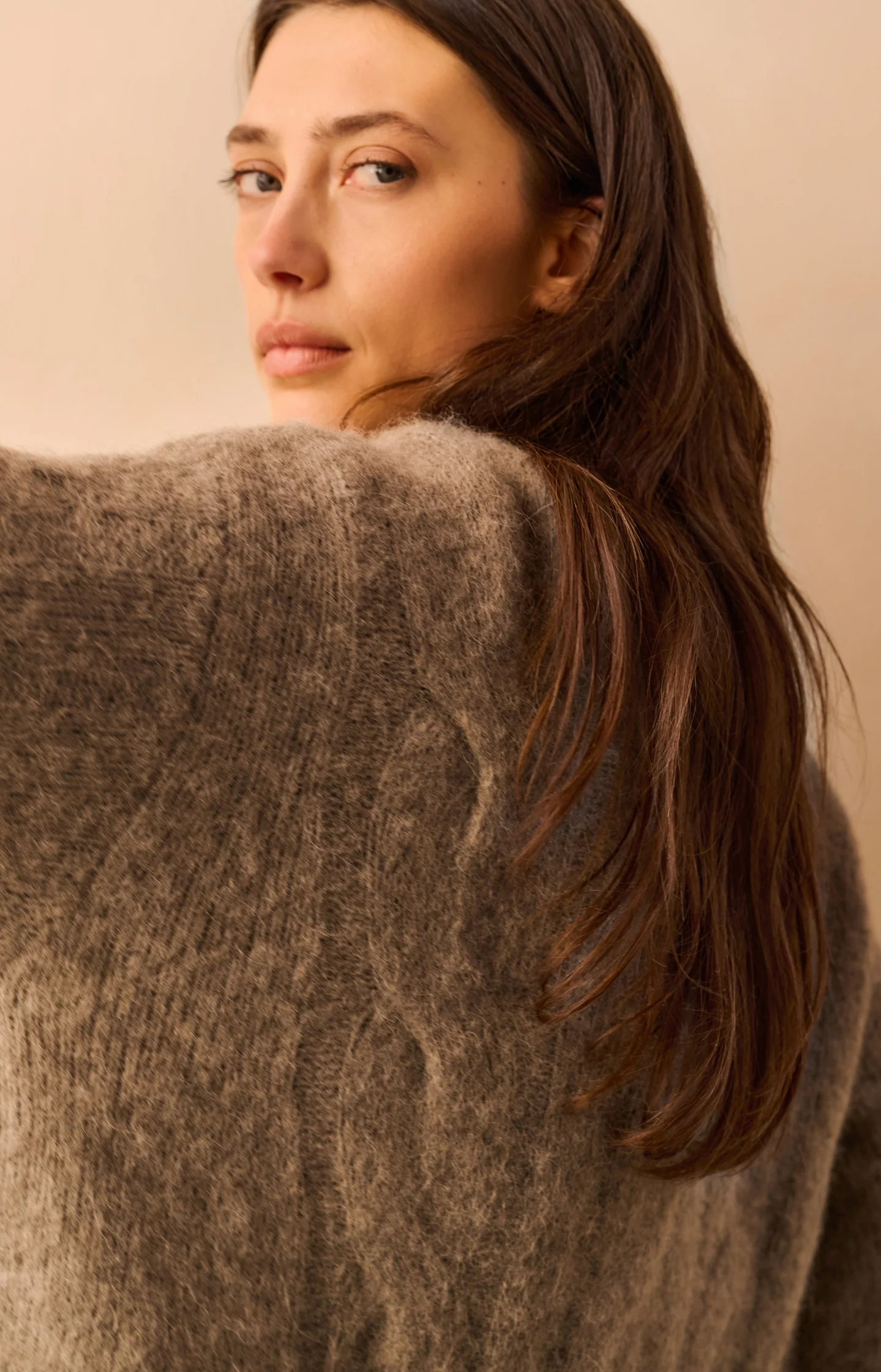 Soft cable knit sweater with round neck and long sleeves - Image 3