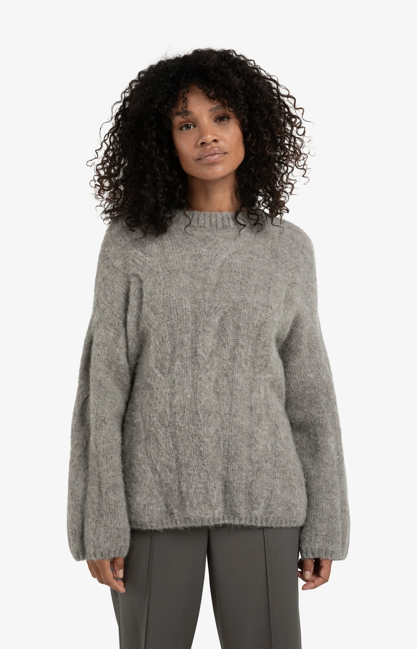 Soft cable knit sweater with round neck and long sleeves - Image 4