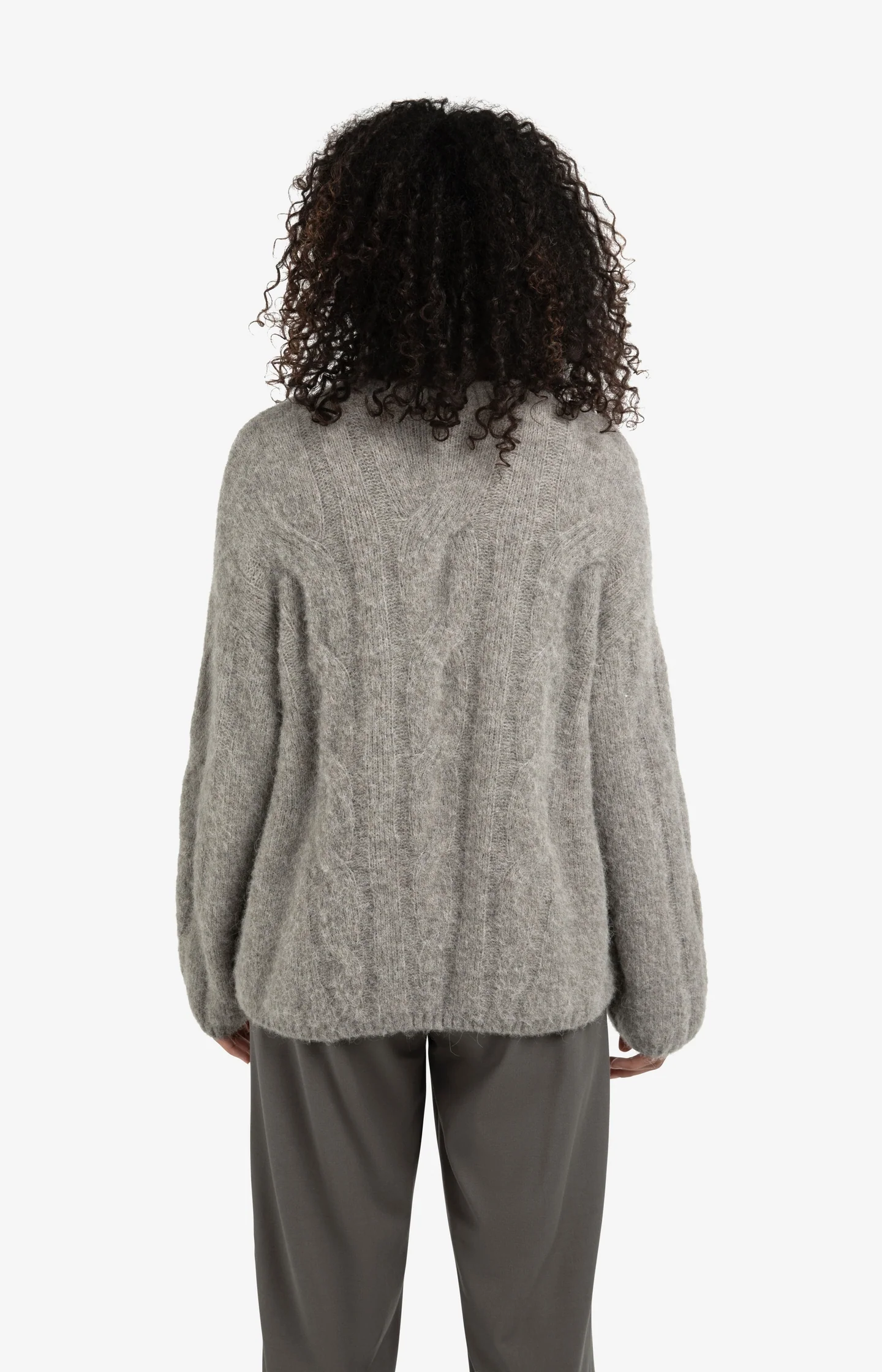 Soft cable knit sweater with round neck and long sleeves - Image 5