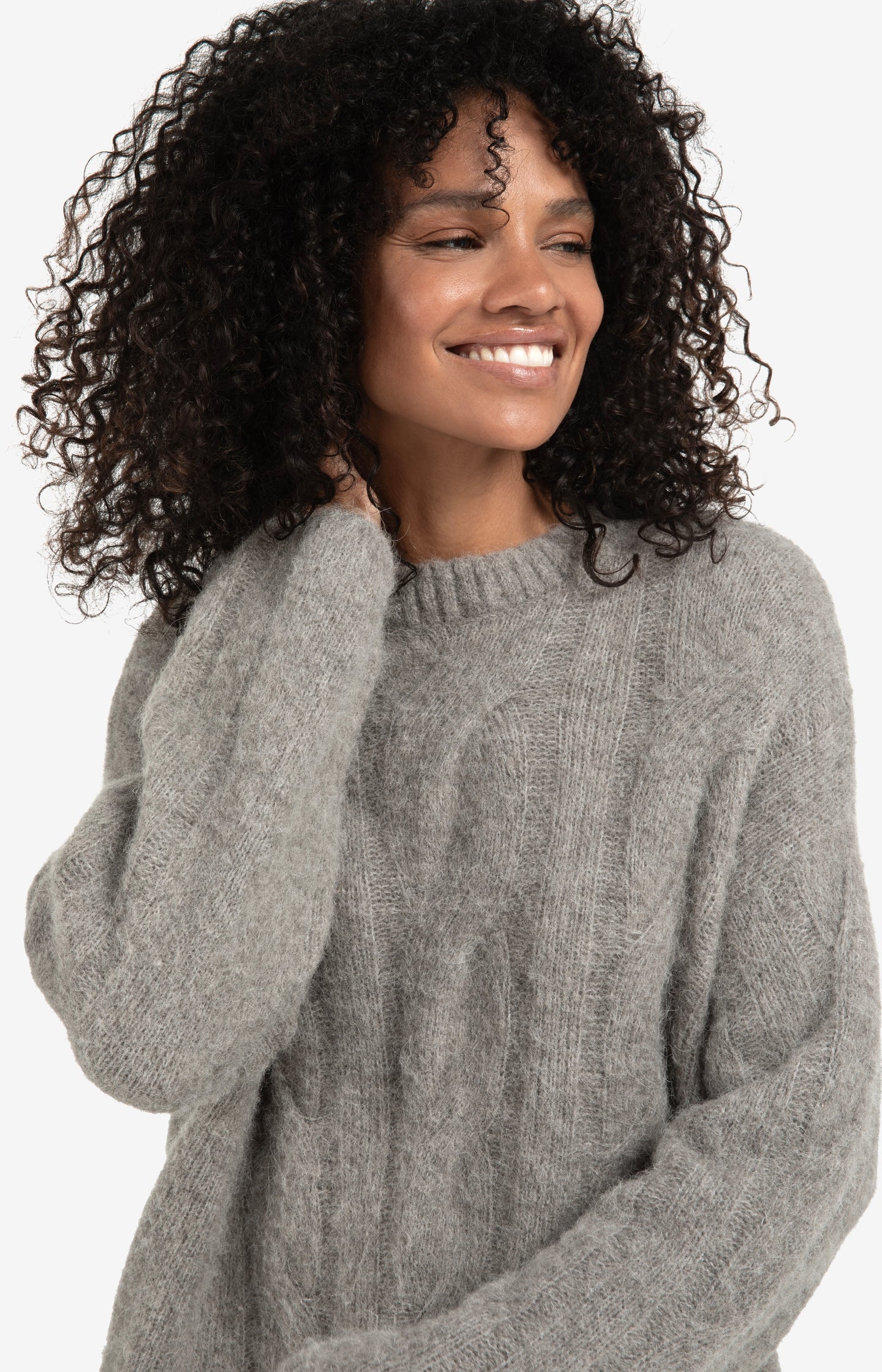 Soft cable knit sweater with round neck and long sleeves - Image 6