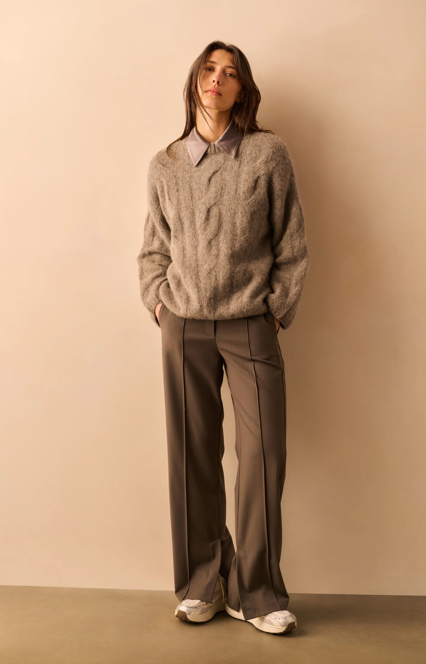 Soft cable knit sweater with round neck and long sleeves - Image 7