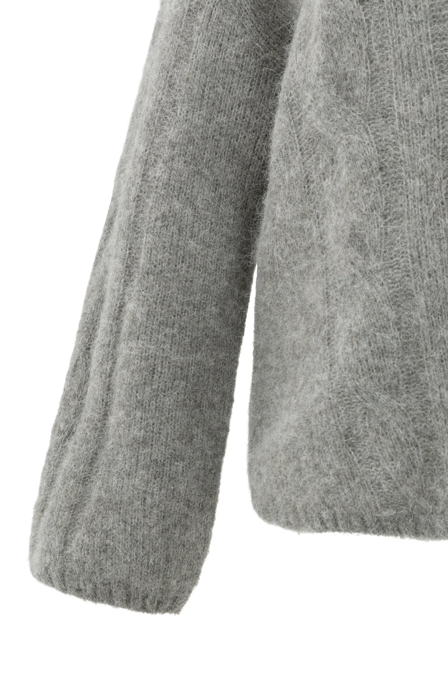 Soft cable knit sweater with round neck and long sleeves - Image 9