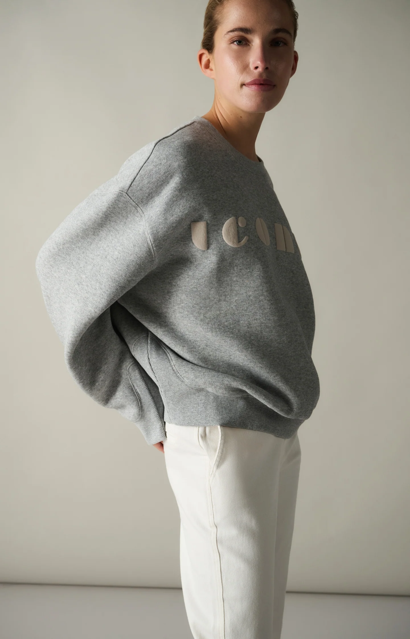 Soft sweater with chest artwork 'iconic' - Image 3