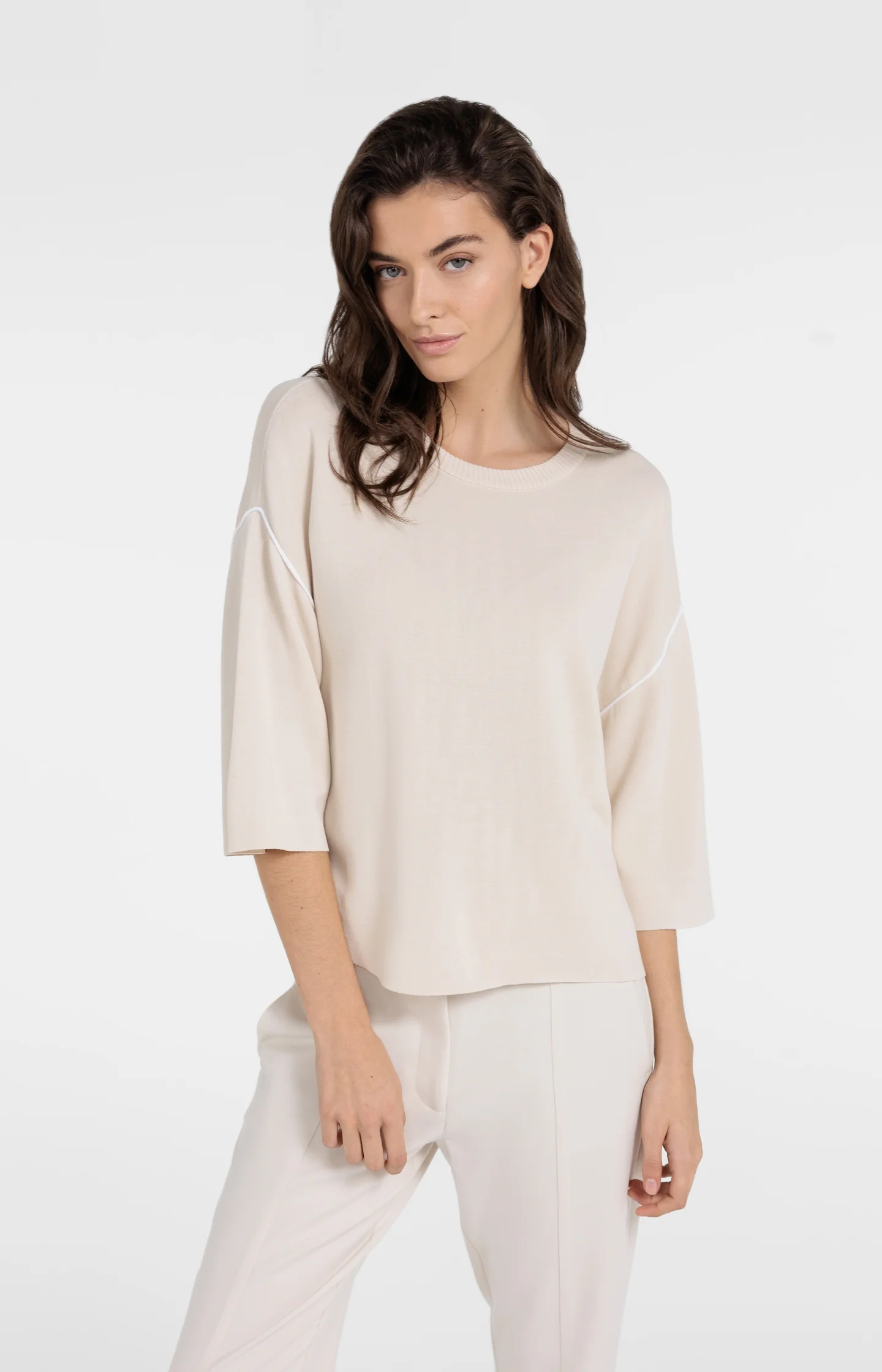 Sweater with 3/4 sleeves and contrasting seams