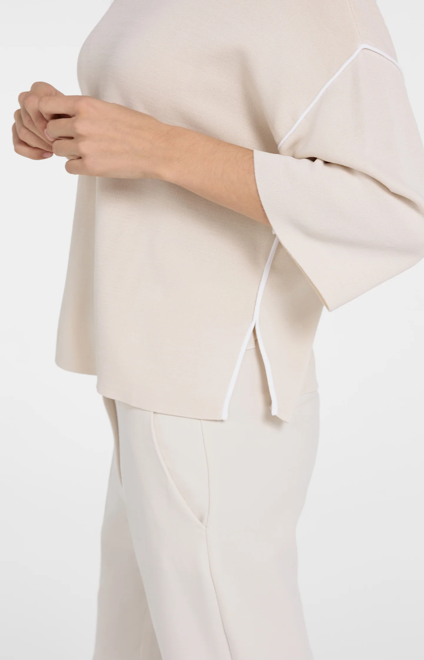 Sweater with 3/4 sleeves and contrasting seams - Image 5
