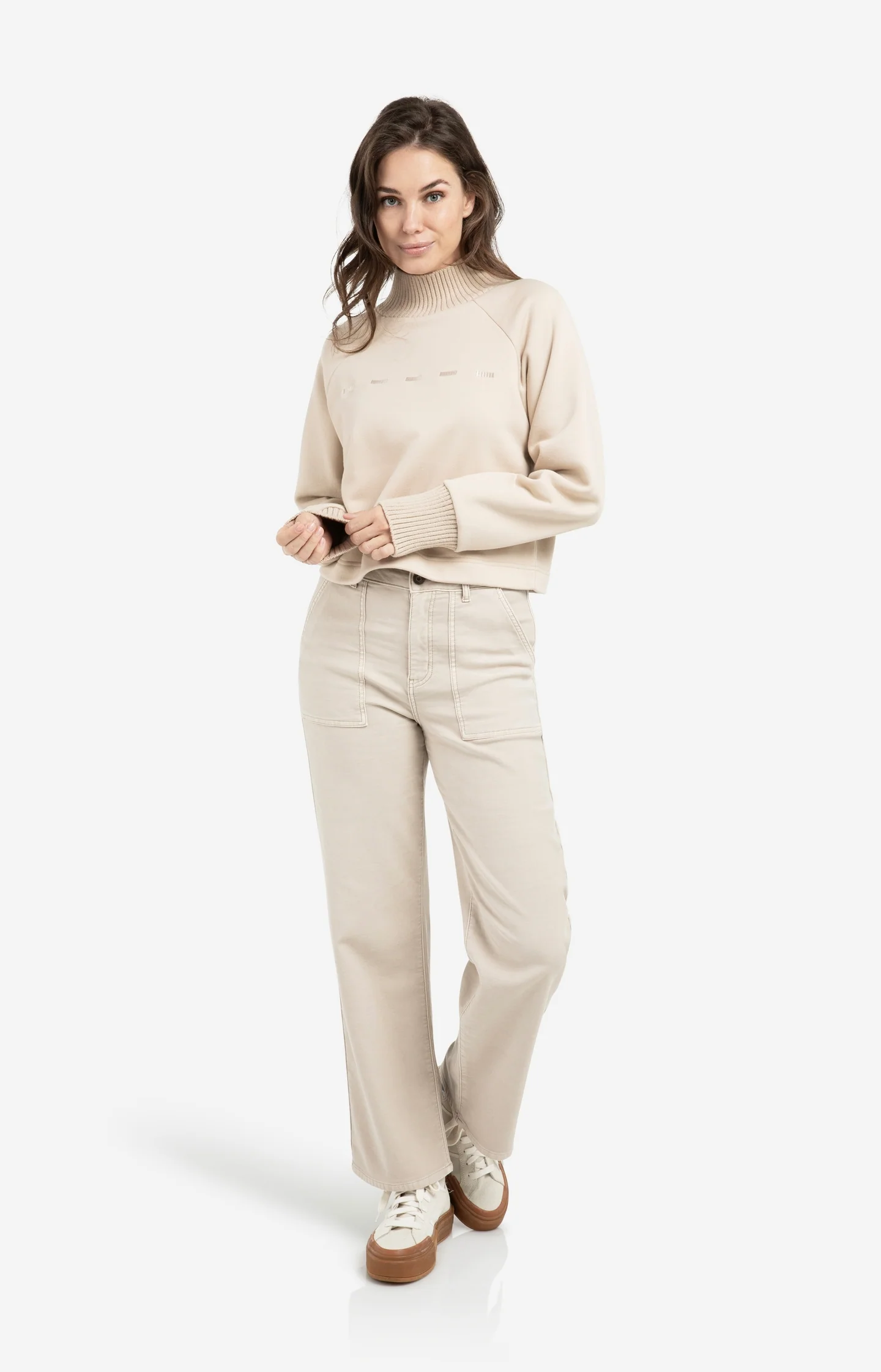 Sweater with knitted collar and subtle stitching - Image 6