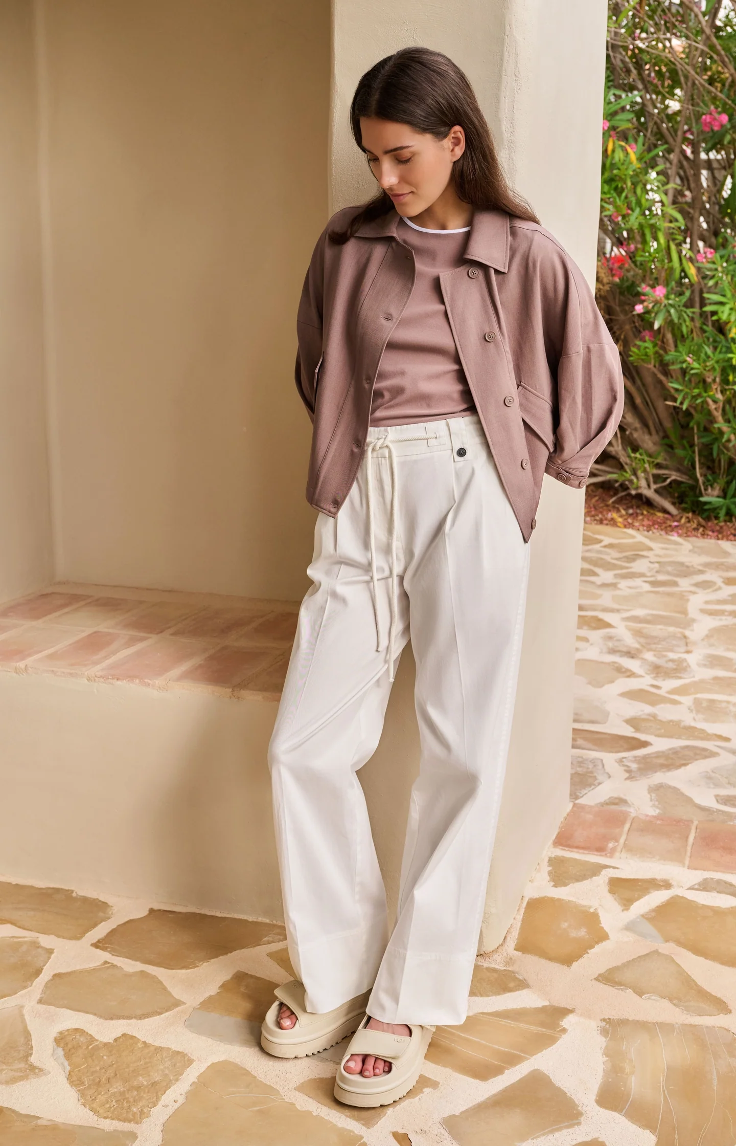 T-shirt with contrasting trim and round neck - Image 5