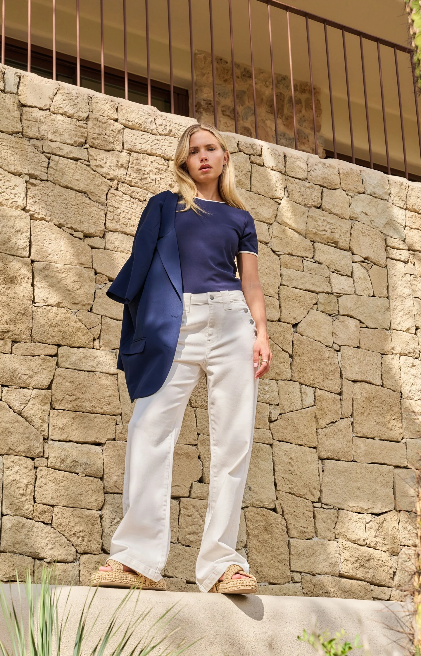 T-shirt with contrasting trim and round neck - Image 6