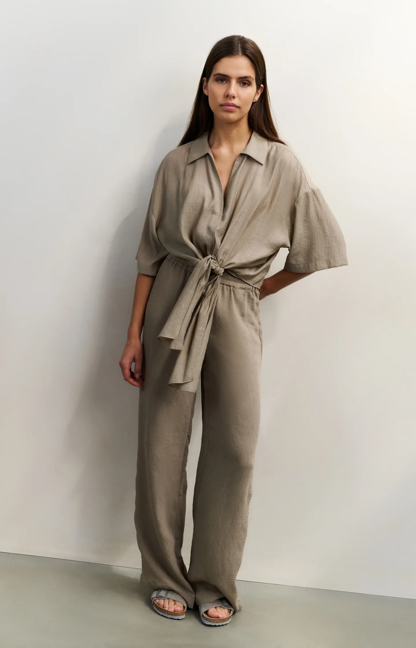Top with knotted detail and wide sleeves - Image 10