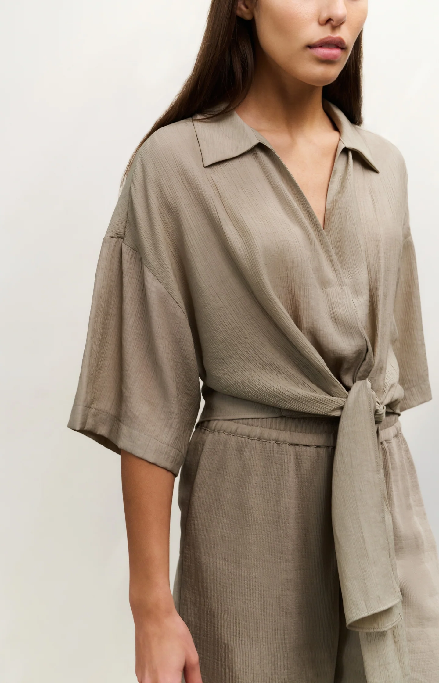 Top with knotted detail and wide sleeves - Image 3