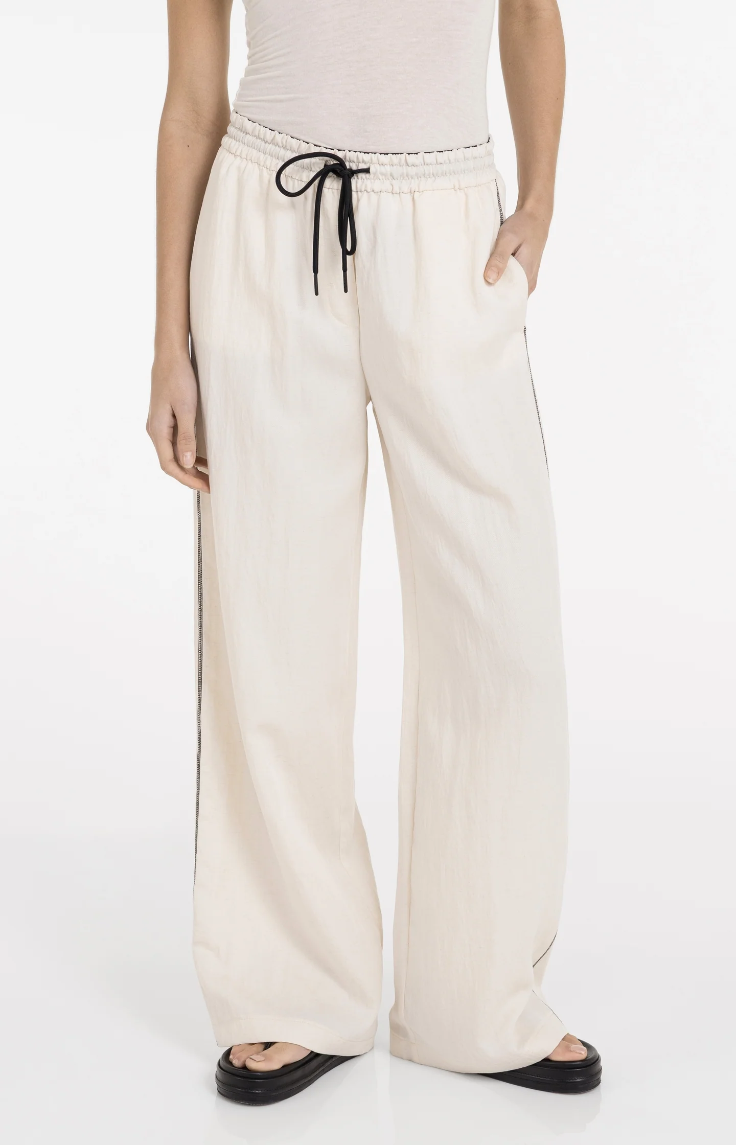 Trousers with wide legs and contrast stitching (L32)