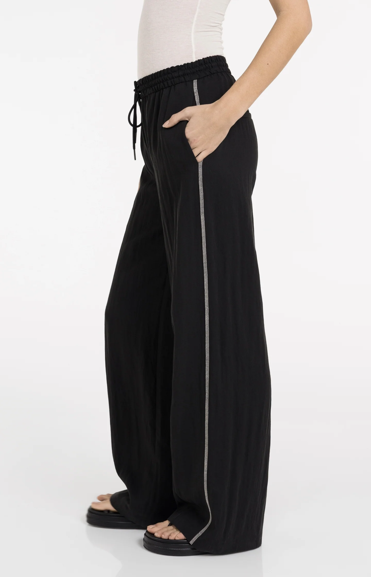 Trousers with wide legs and contrast stitching (L32) - Image 3
