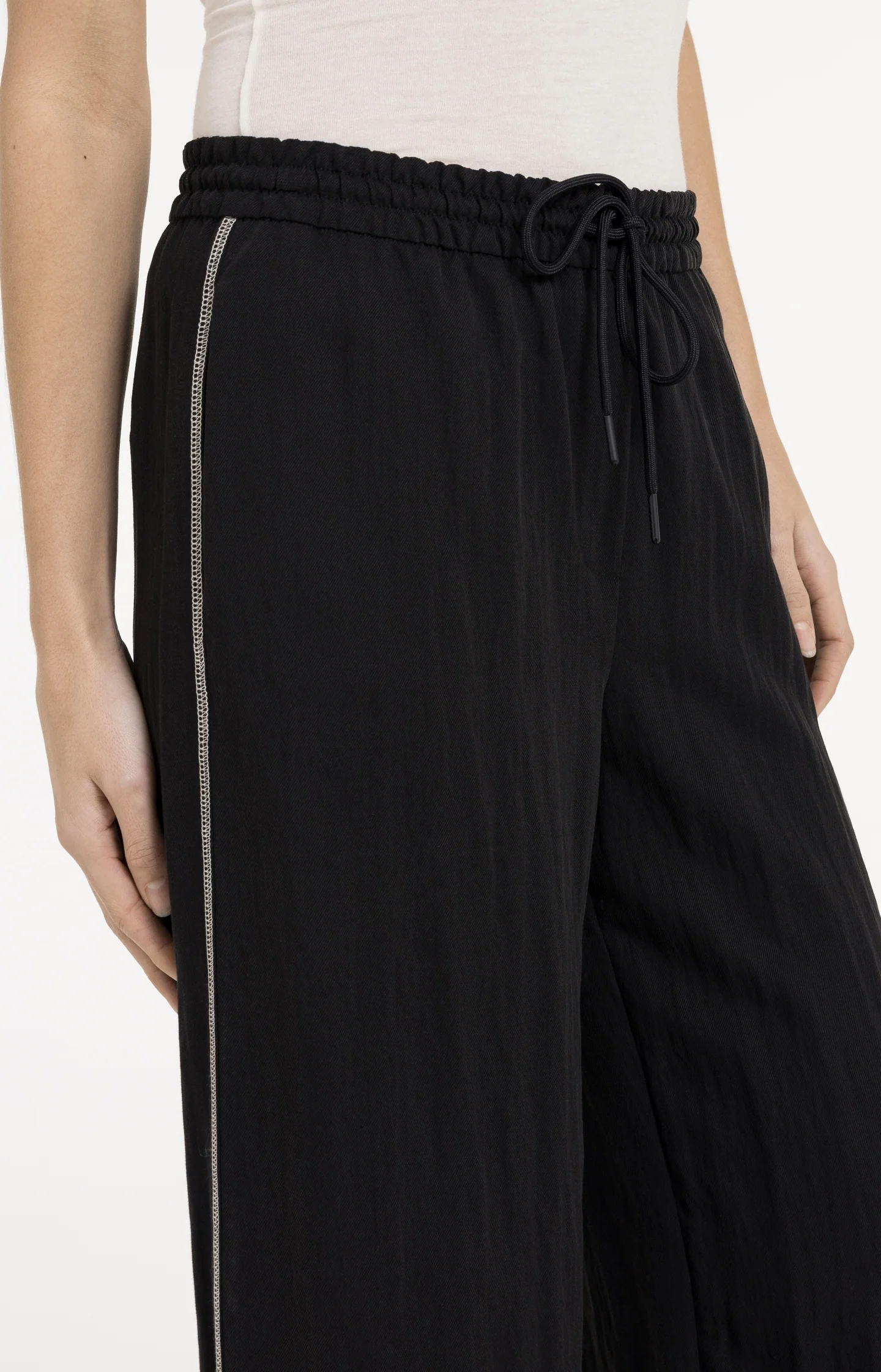 Trousers with wide legs and contrast stitching (L32) - Image 5