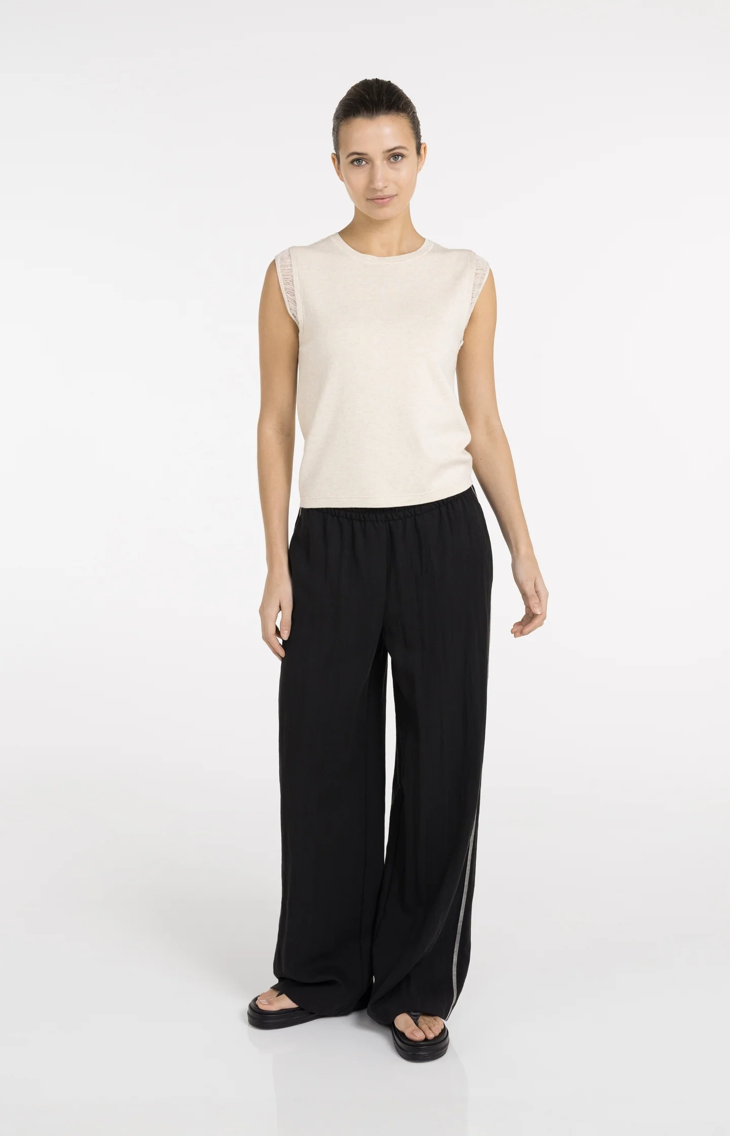 Trousers with wide legs and contrast stitching (L32) - Image 7