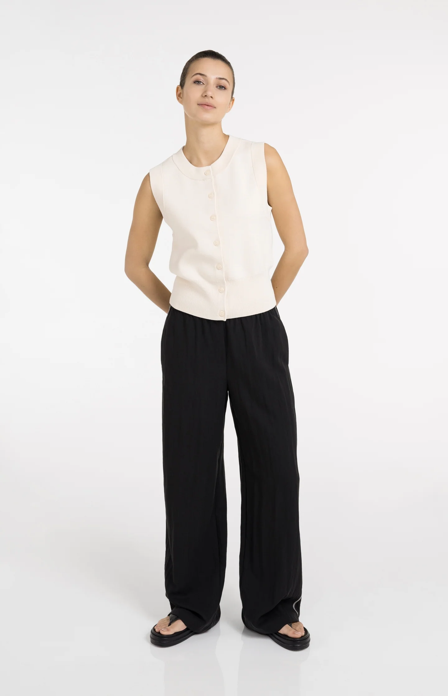 Trousers with wide legs and contrast stitching (L32) - Image 8