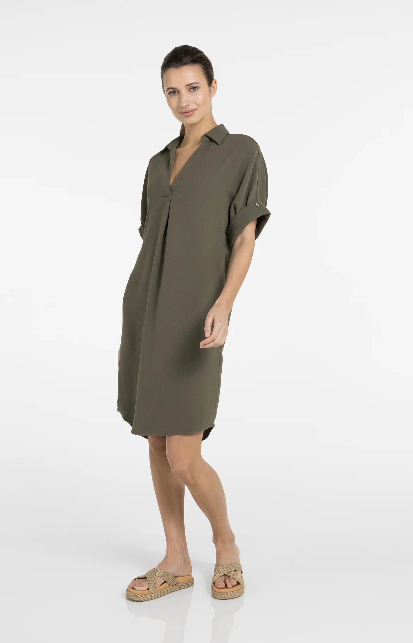 V-neck dress with pleated sleeves and loose fit - Image 4