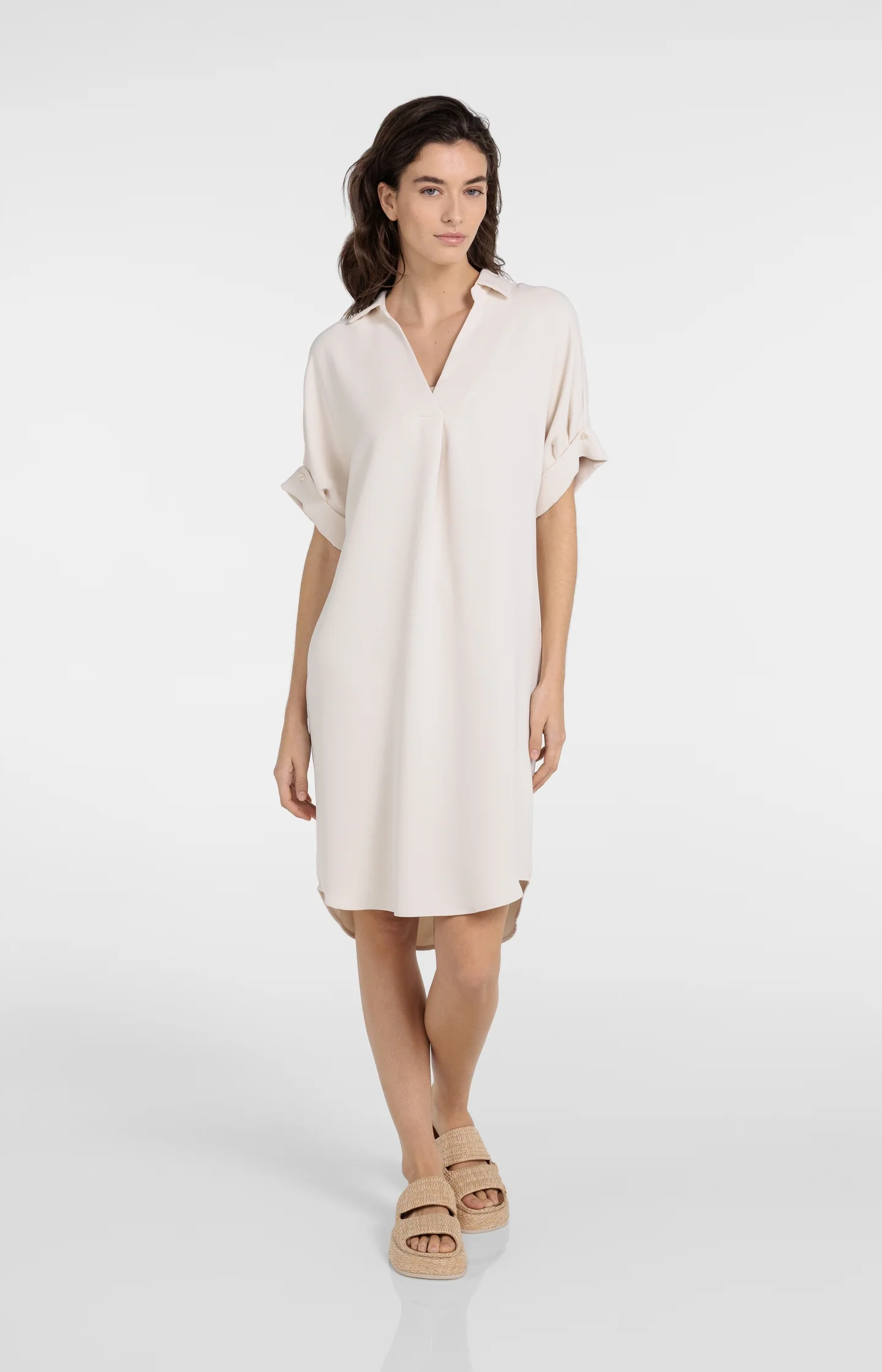 V-neck dress with pleated sleeves and loose fit - Image 4